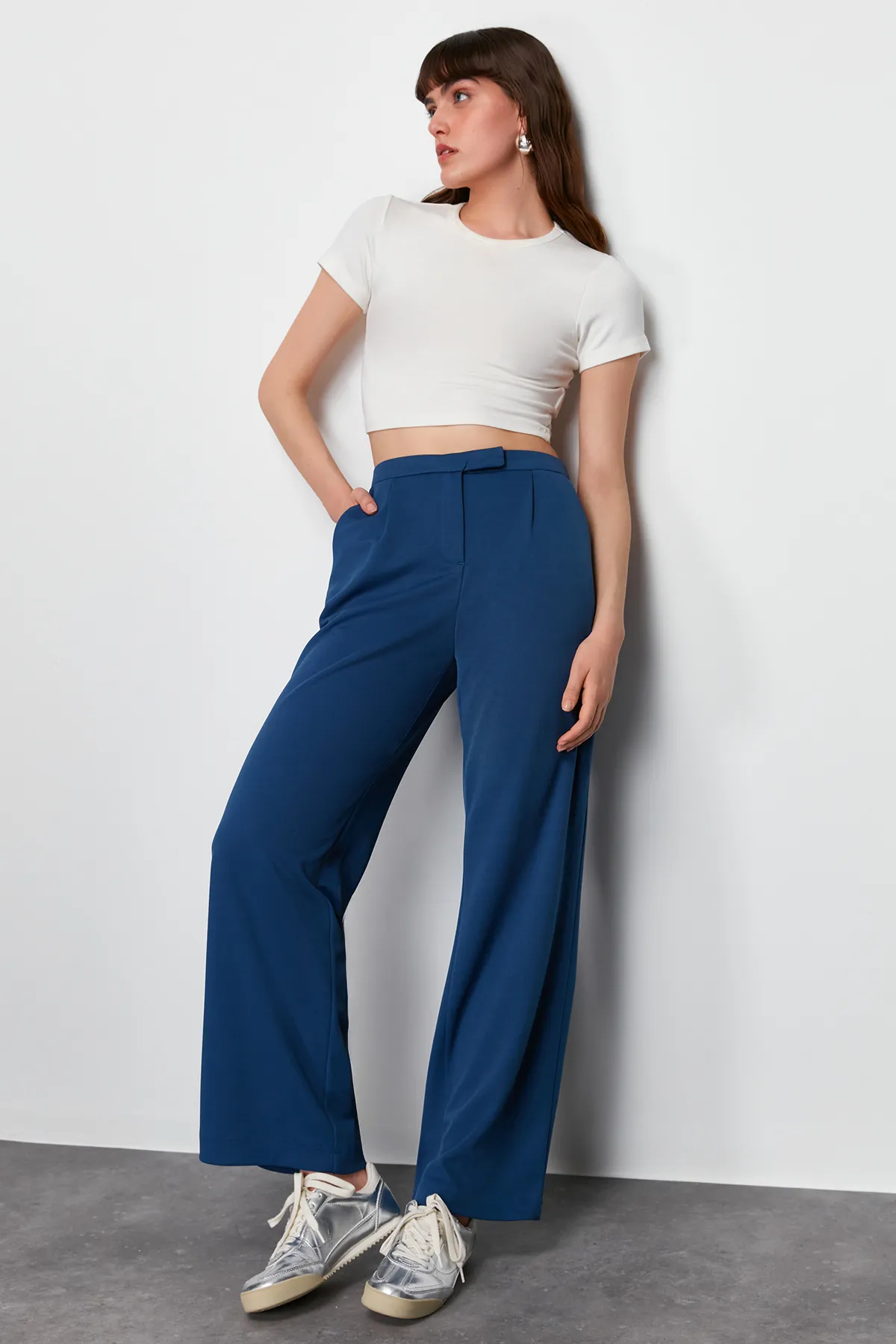Trendyol Collection  Marineblaue Hose mit Klettverschluss und detailliertem Lycra-Gewebe, gerade/gerade geschnitten, TWOSS24PL00113