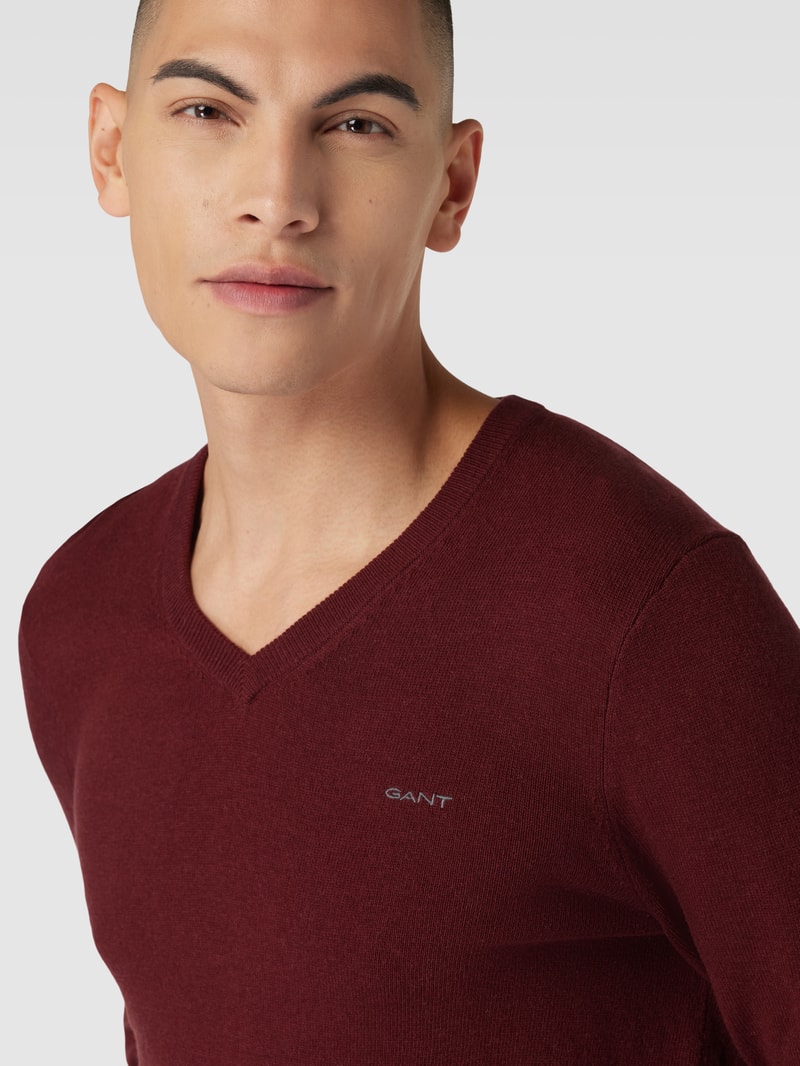 Strickpullover aus Lammwoll-Mix mit V-Ausschnitt in bordeaux rot