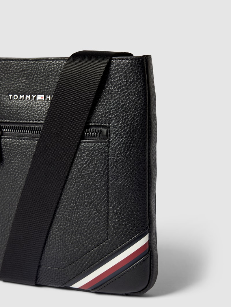 Umhängetasche mit Label-Details in schwarz