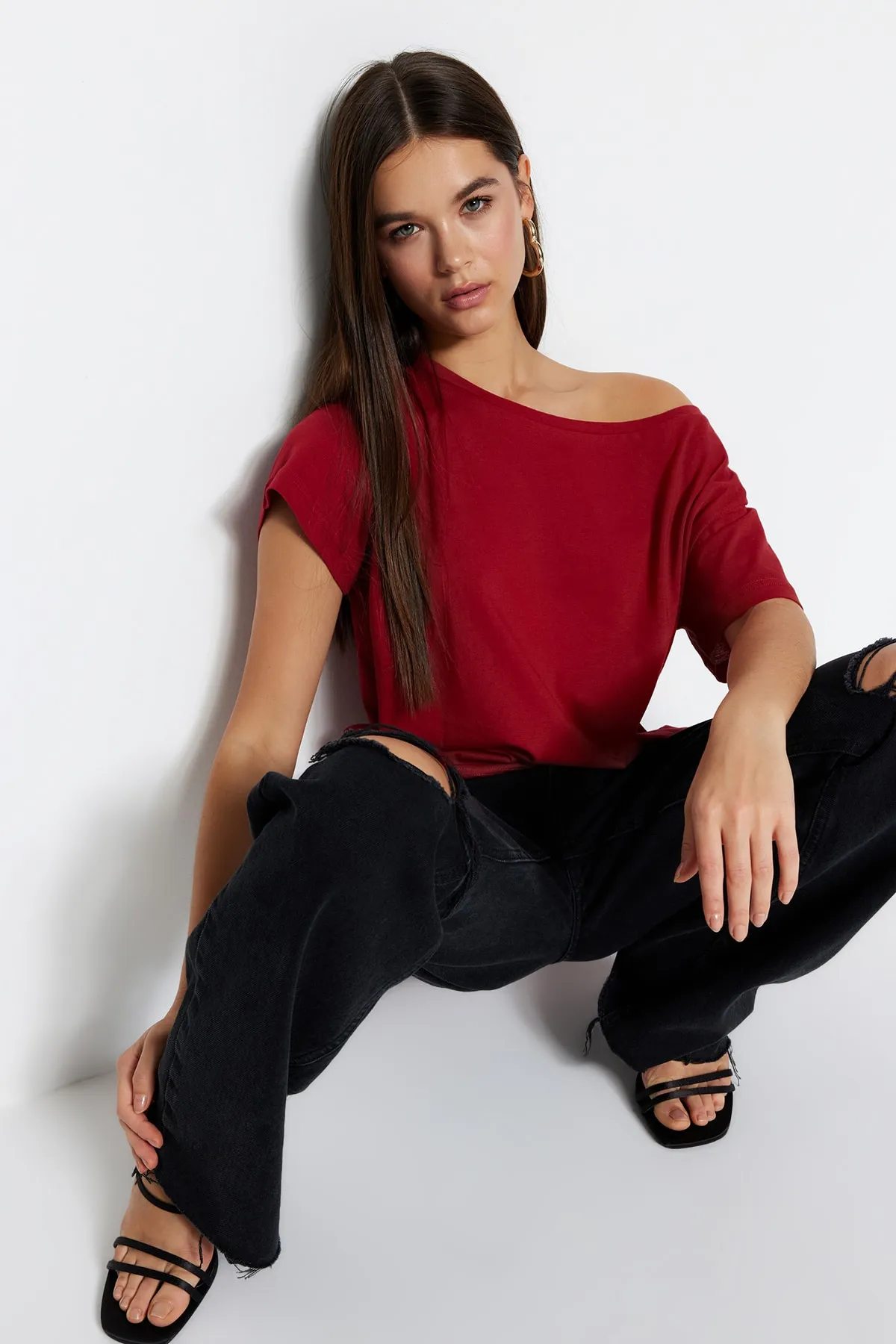 Trendyol Collection  Rotes Boyfriend-Strick-T-Shirt aus 100 % Baumwolle mit U-Boot-Ausschnitt TWOSS20TS0140