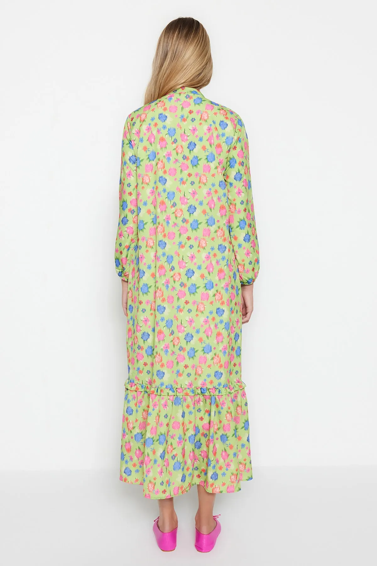 Trendyol Modest  Dunkelgrünes, gewebtes Kleid mit Blumenmuster, halber Knopfleiste und Rüschenfutter TCTSS21EL3353