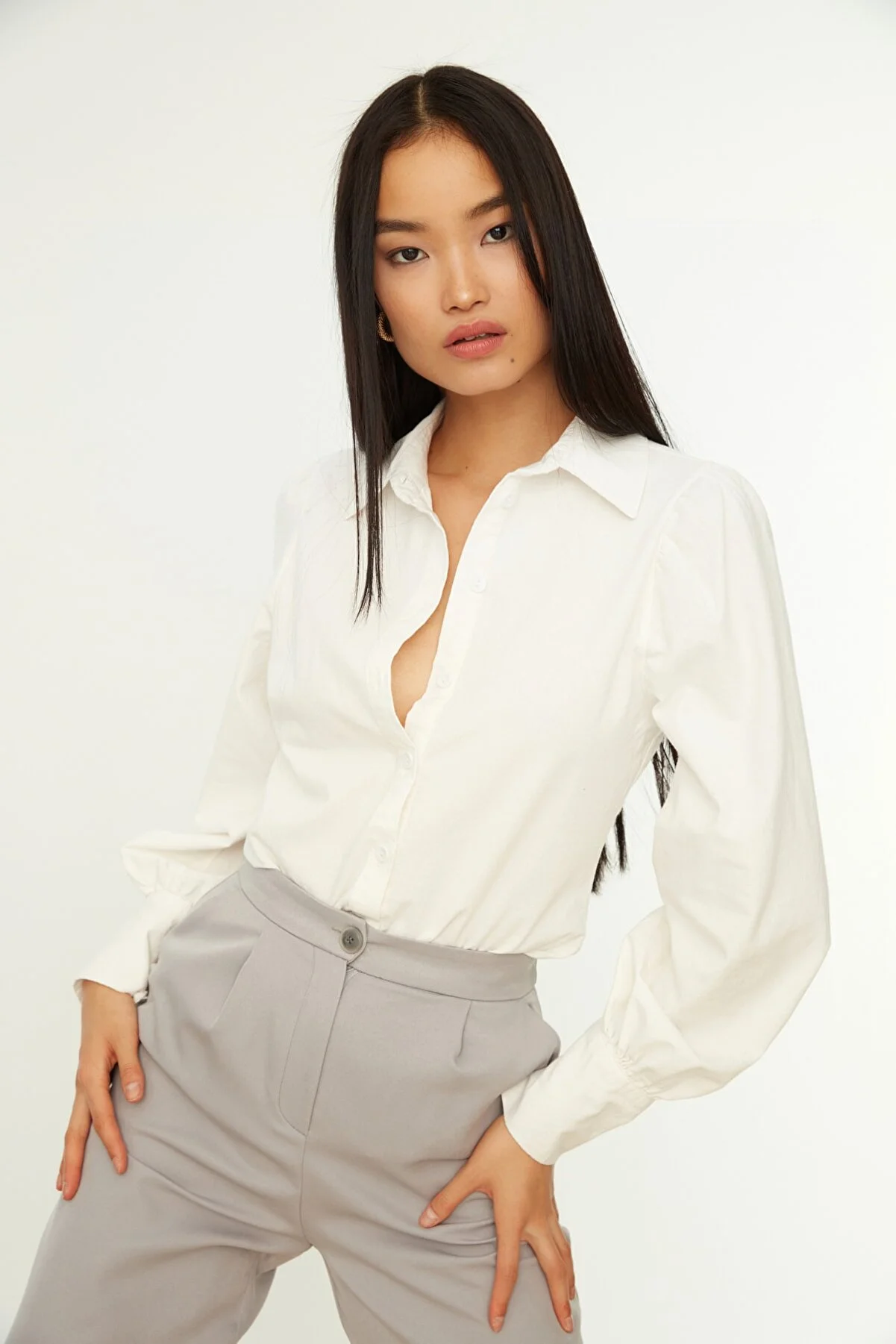 Trendyol Collection  Weißes Hemd mit Ballonärmeln aus Baumwolle - Regular Fit TWOSS20GO0065