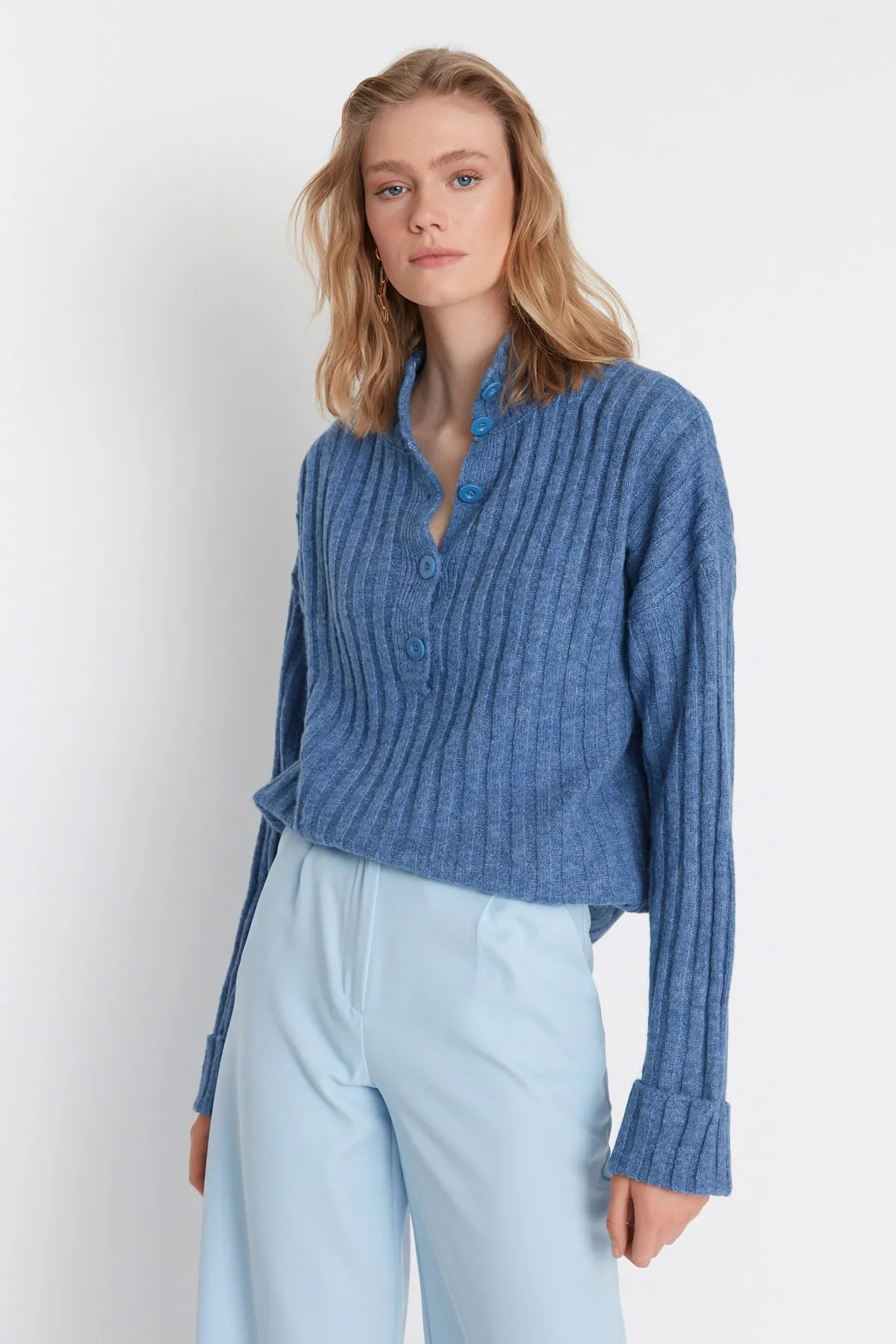 Trendyol Collection  Blauer, weich strukturierter Strickpullover mit Stehkragen und weiter Passform TWOAW21KZ0783