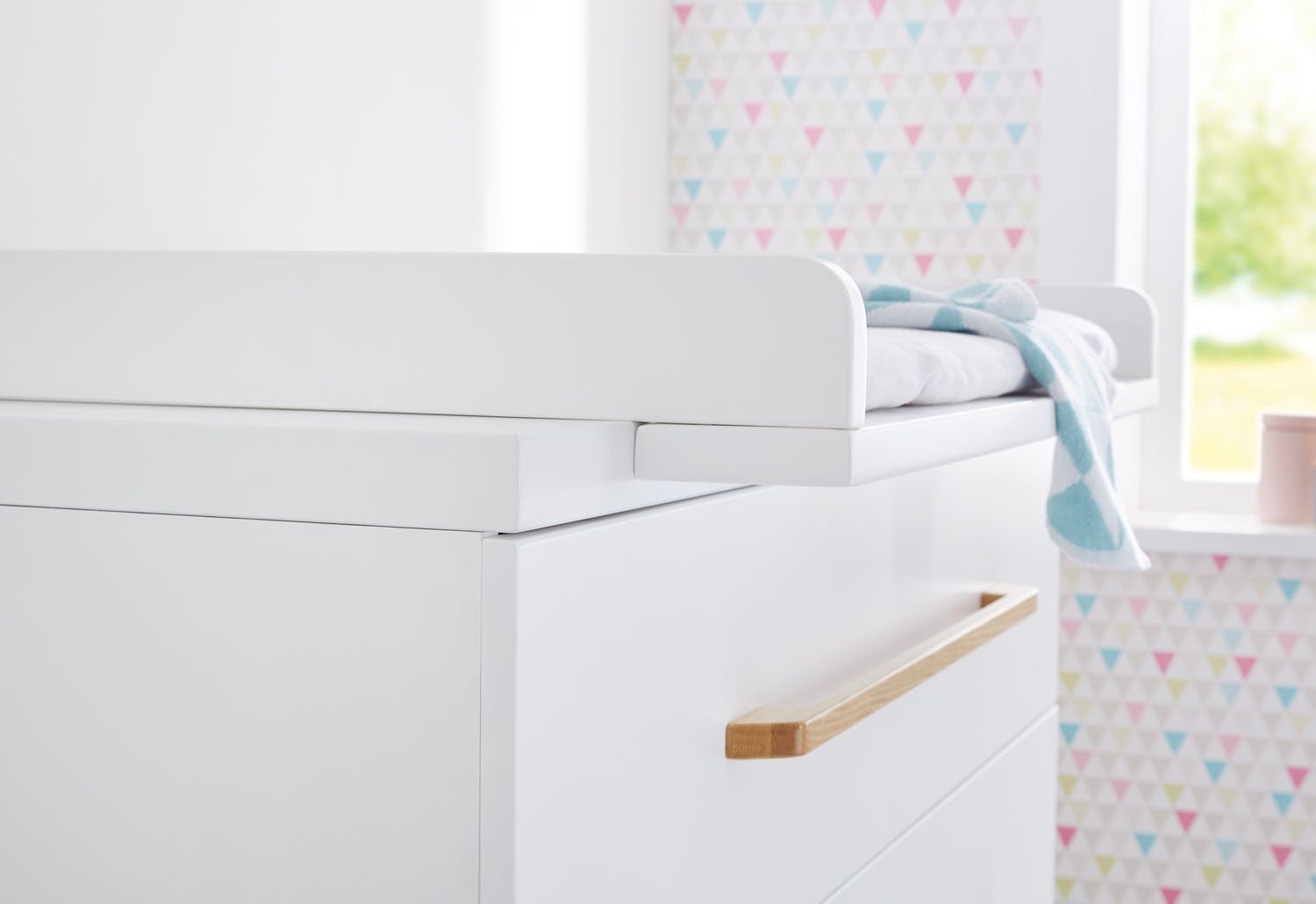 Pinolino® Babyzimmer-Komplettset Riva, (Set, 4-St., Kinderbett, Wickelkommode, Kleiderschrank, Wandregal), extrabreit; mit Kinderbett, Wickelkommode, 2-trg. Schrank & Wandregal
