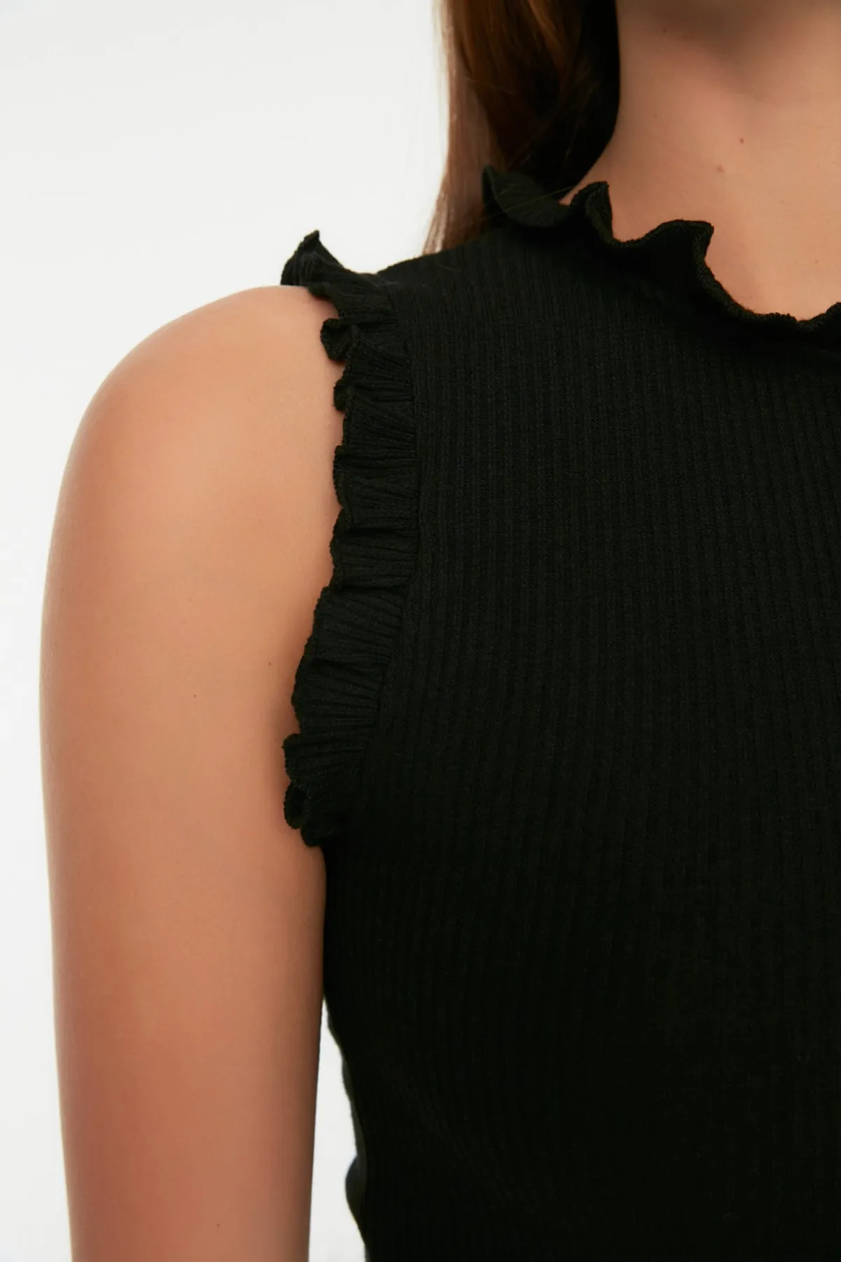 Trendyol Collection  Schwarzes, geripptes, figurbetontes Midi-Bleistiftkleid aus Stretch-Strick mit Rüschendetail TWOSS22EL1569