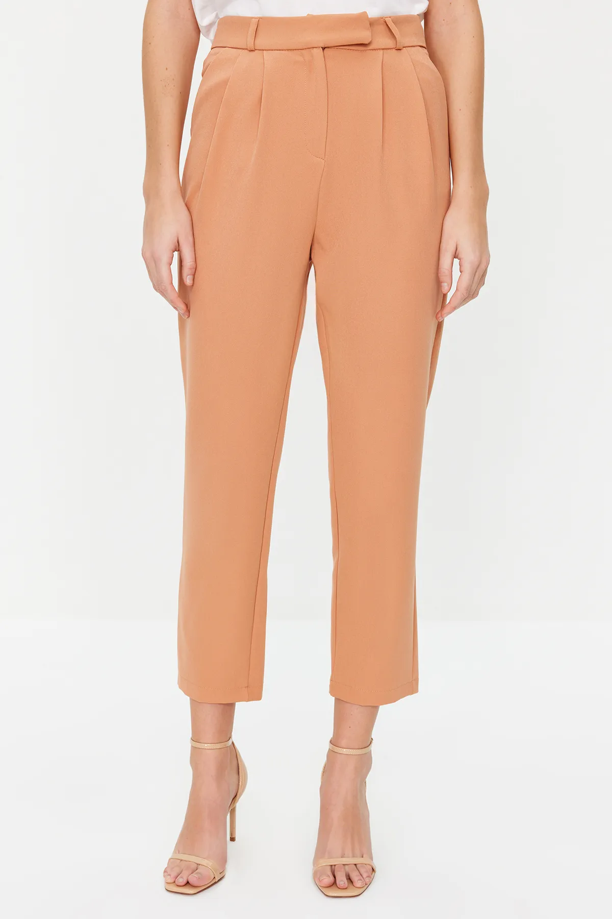 Trendyol Modest  Kamelfarbenes Set aus Jacke und Hose mit Kreppfutter und Gürtel, gewebter Unterseite und Oberteil TCTSS24US00010