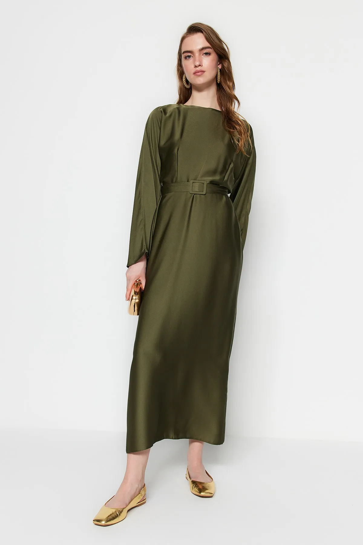 Trendyol Modest  Dunkelkhakifarbenes Abendkleid aus Satin mit Gürtel TCTSS23DB00019
