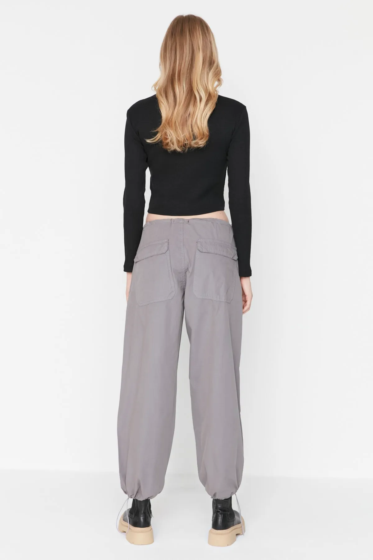 Trendyol Collection  Graue Fallschirmhose mit normaler Taille TWOAW23JE00738