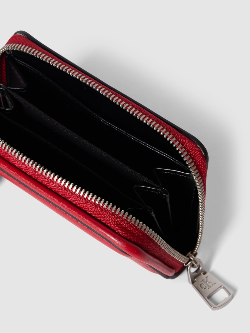Portemonnaie mit Label-Details Modell 'SCULPTED' in dunkelrot