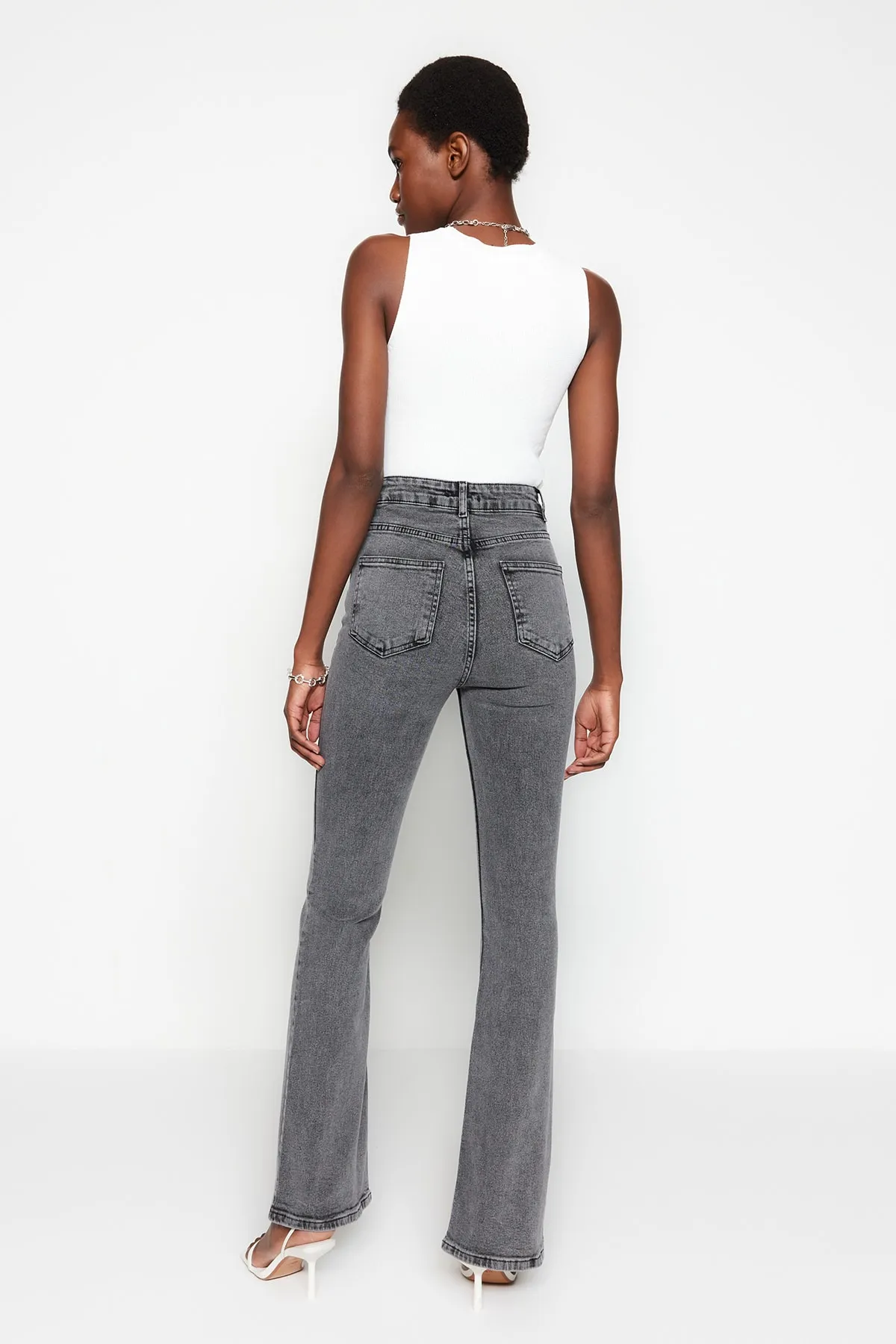Trendyol Collection  Anthrazitfarbene Schlagjeans mit hoher Taille TWOSS23JE00066