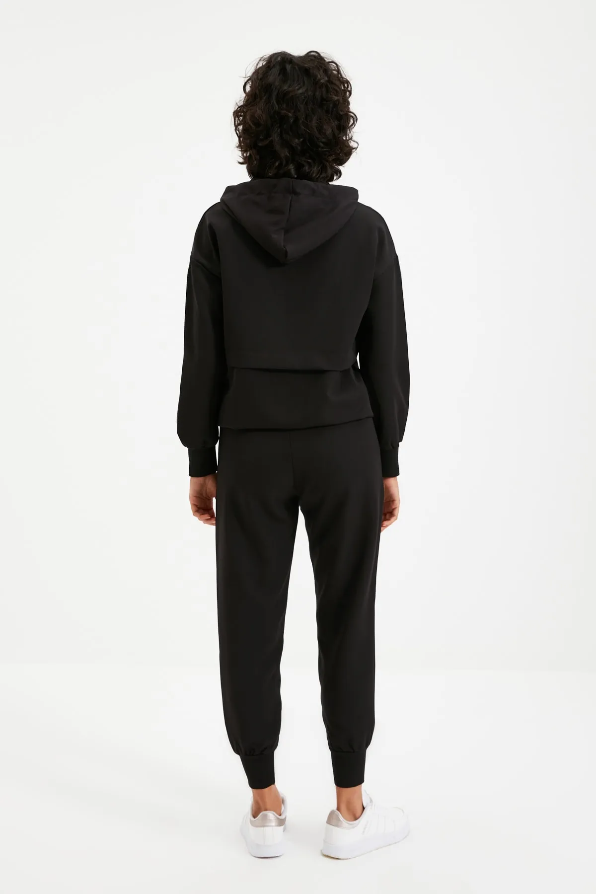 Trendyol Collection  Schwarzes Set aus gewebtem Ober- und Unterteil mit Kapuze TWOAW22AU0111