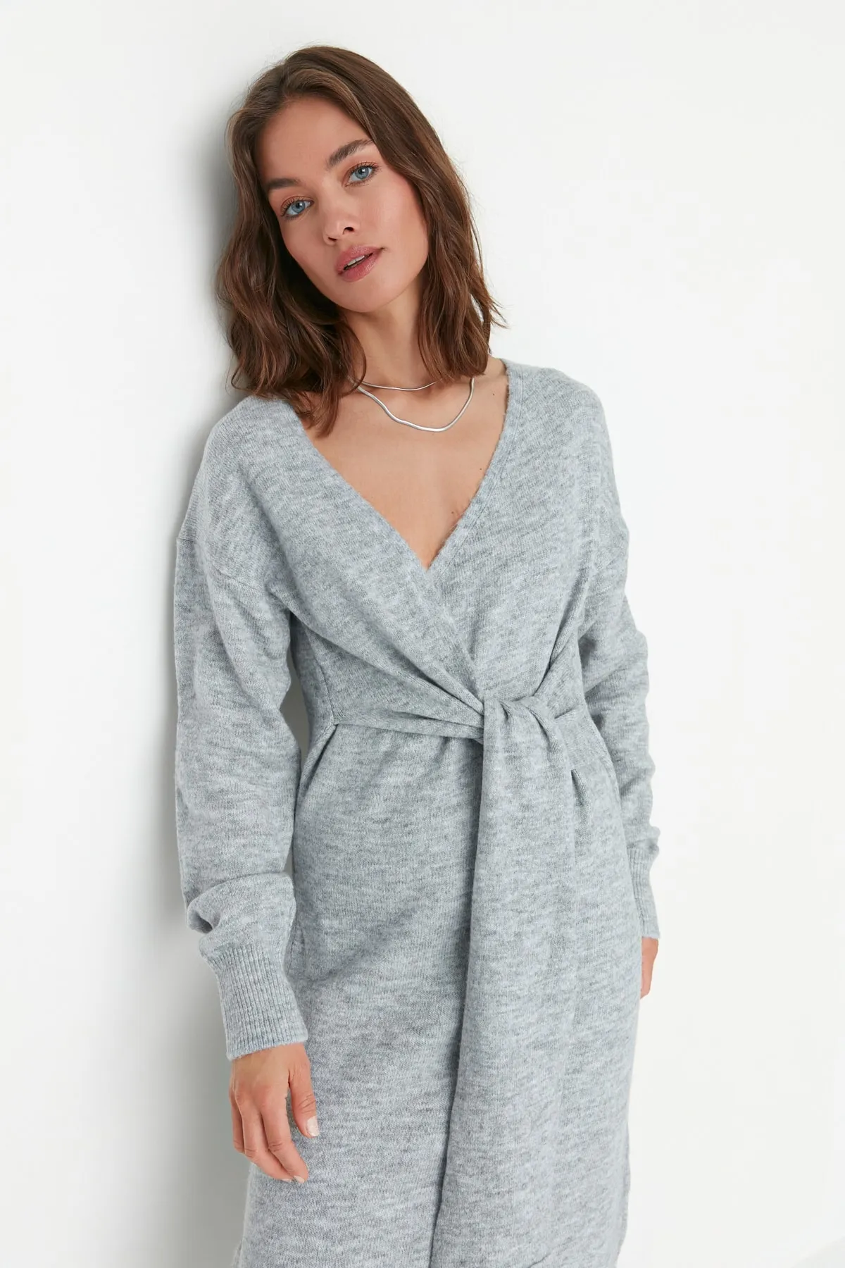 Trendyol Collection  Graues Maxi-Strickkleid mit zweireihigem Kragen und Bindeband TWOAW21EL0260