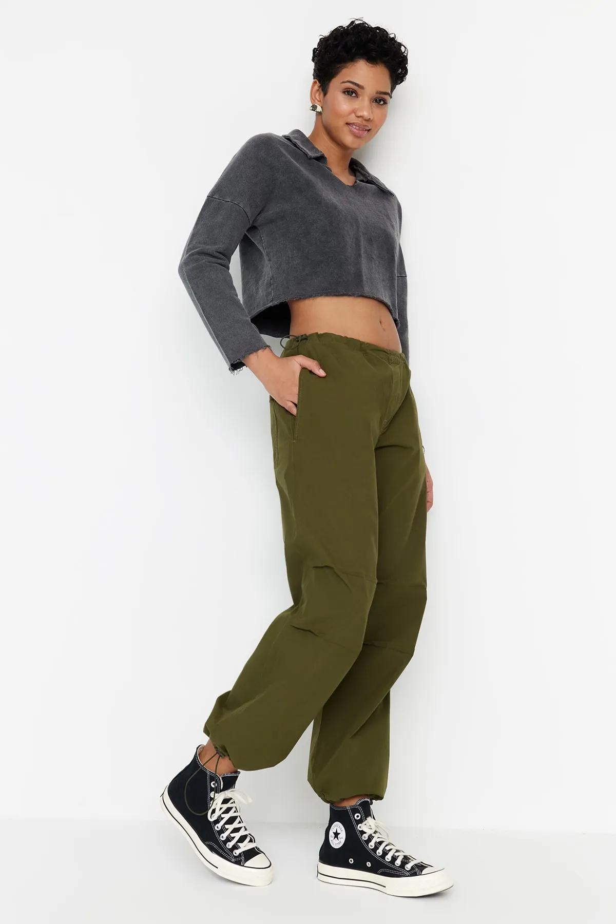 Trendyol Collection  Khakifarbene Fallschirmhose mit Stopper und normaler Taille TWOAW23JE00738