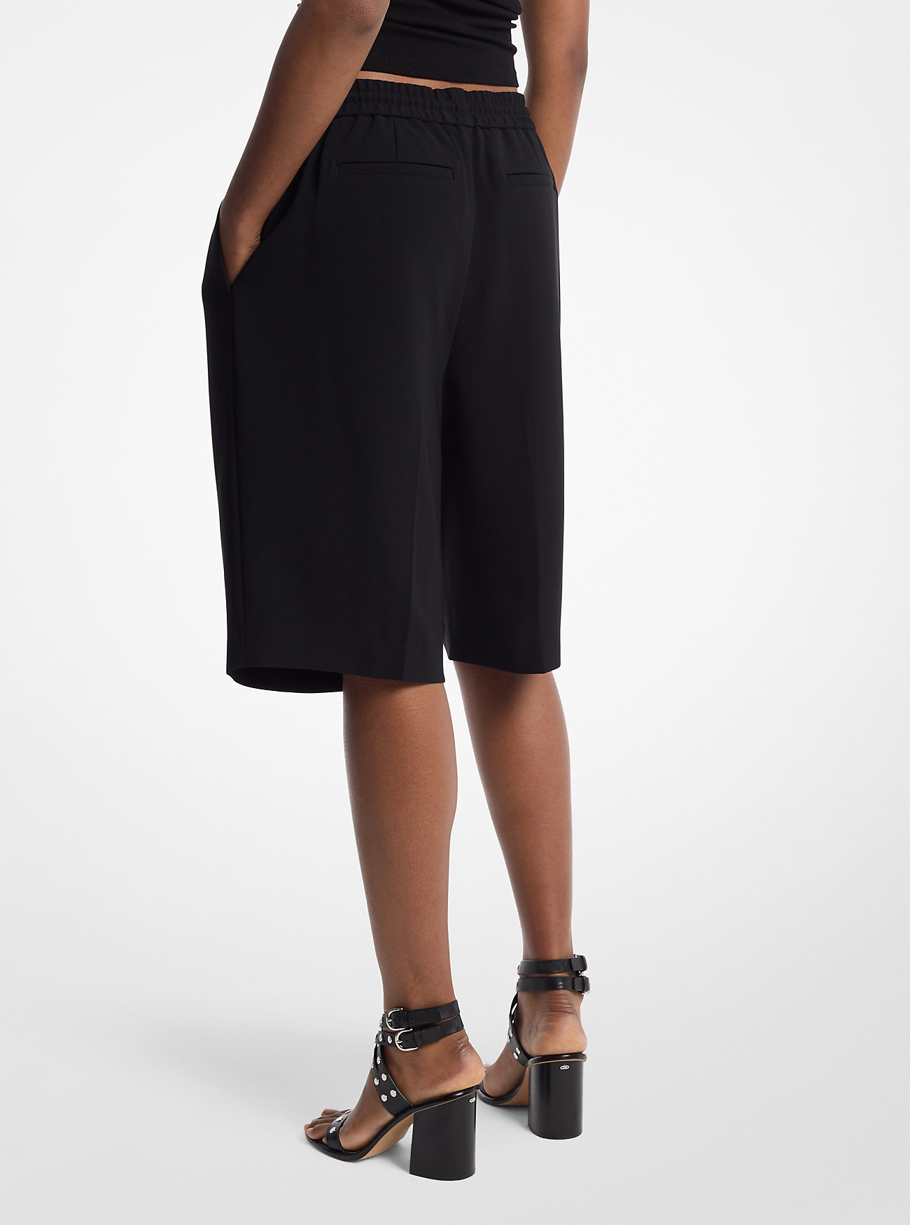 Teksturerte Bermuda-treningsshorts i krepp – SVART