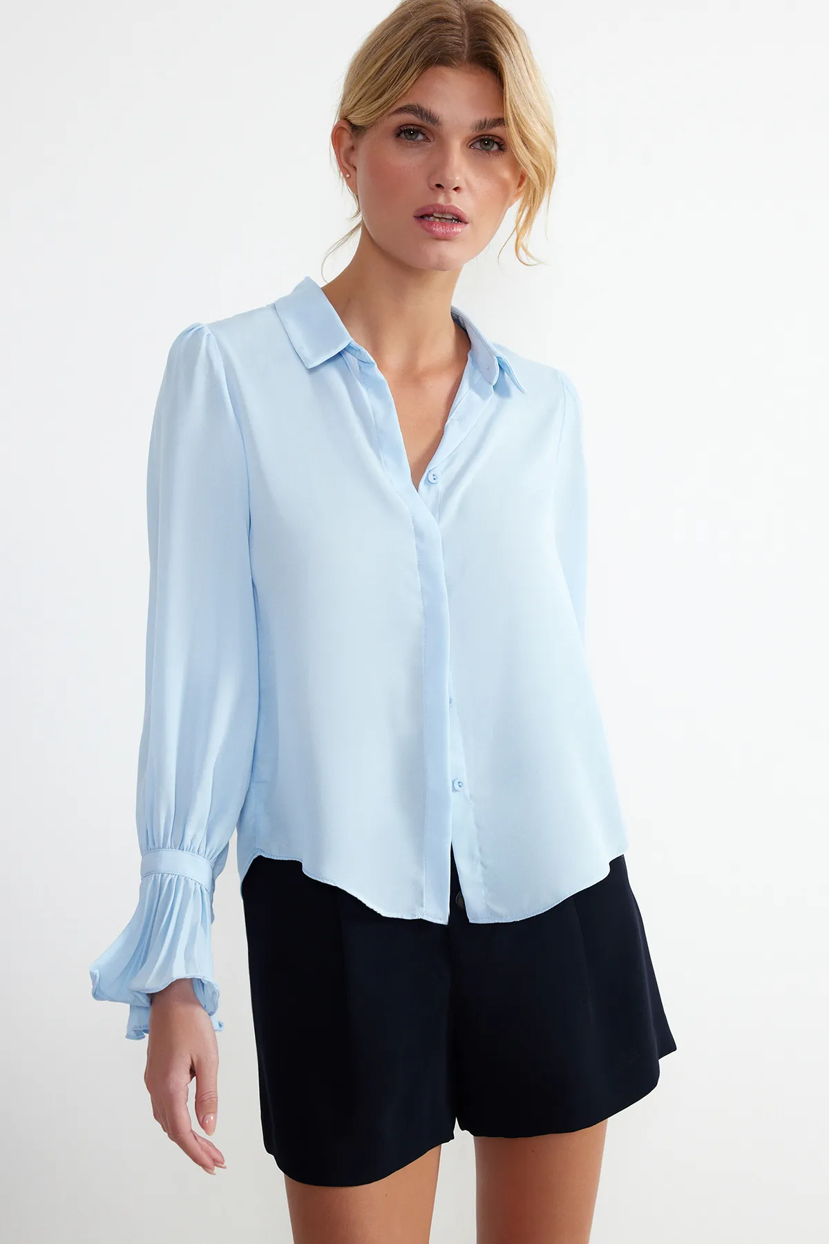 Trendyol Collection  Babyblaues gewebtes Hemd mit spanischen Ärmeln - Regular Fit TWOAW22GO0487