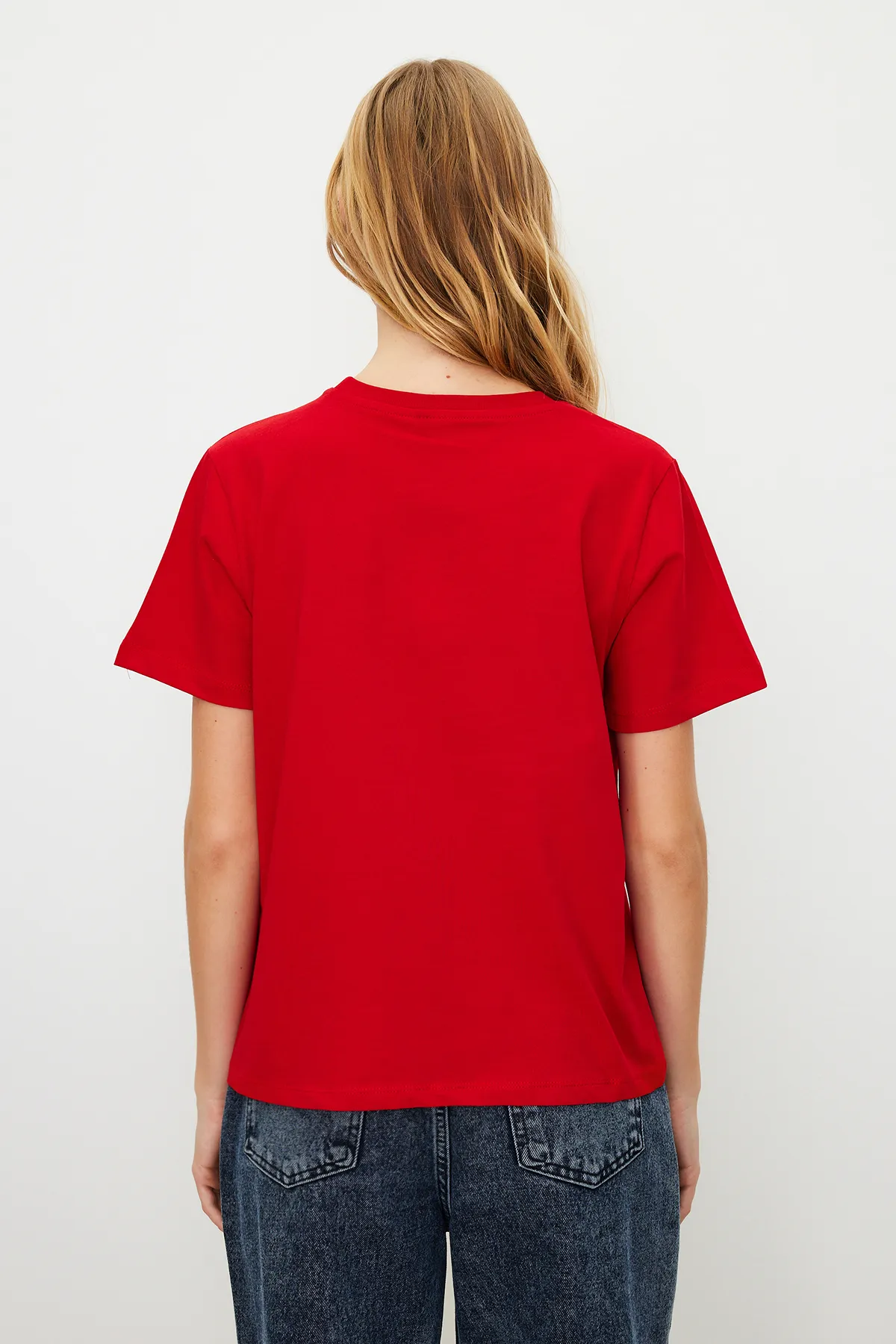 Trendyol Collection  Rotes Basic-Strick-T-Shirt aus 100 % Baumwolle mit Rundhalsausschnitt TWOSS23TS00000