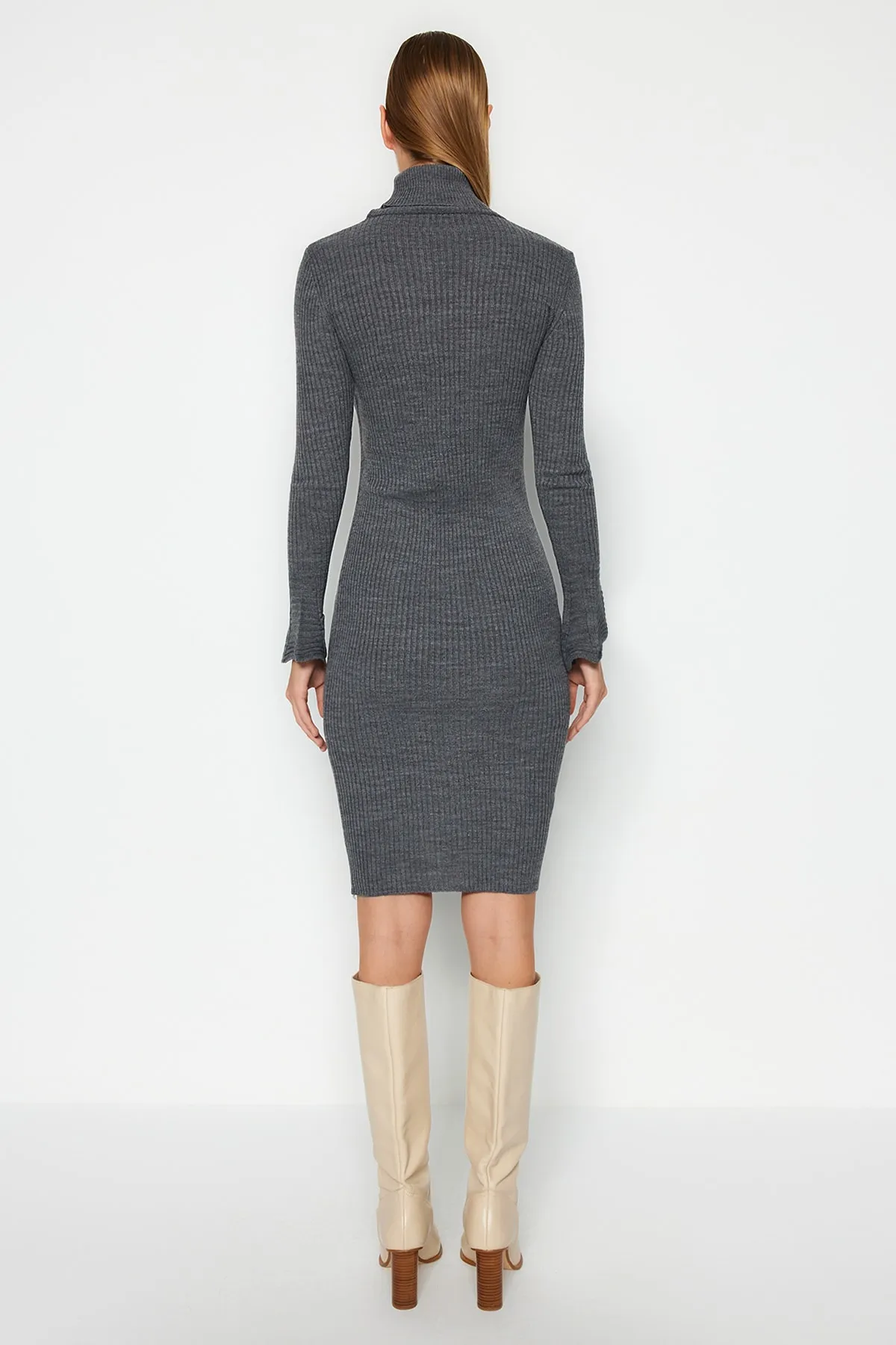 Trendyol Collection  Anthrazitfarbenes Mini-Strickkleid mit Volantärmeln TWOAW20YN0005