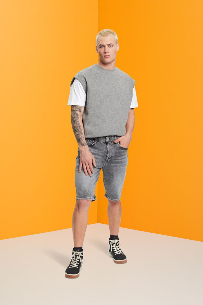 Lockere Jeansshorts in schmaler Passform