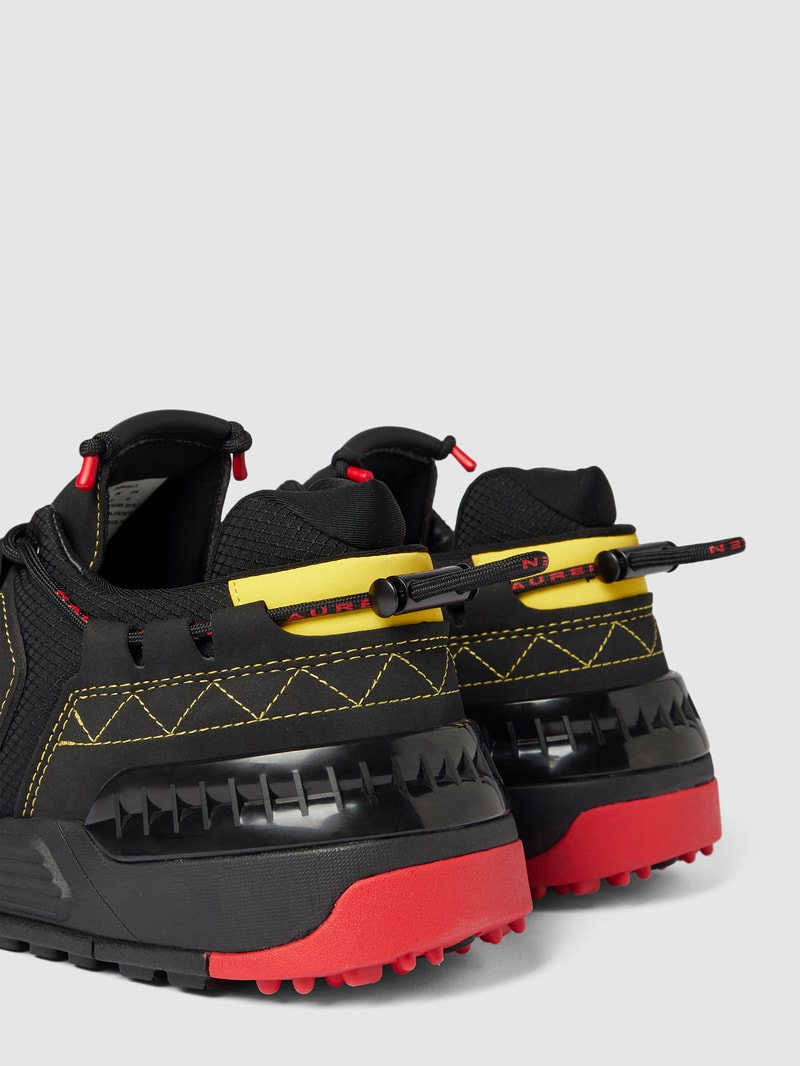 Sneaker mit Label-Detail in schwarz