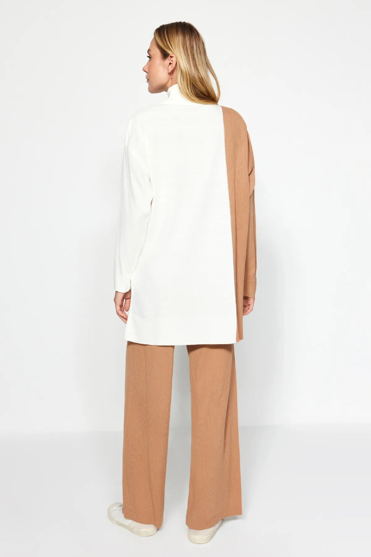 Trendyol Modest  Kamelfarbenes Strickoberteil- und -unterteil-Set mit Pullover und Hose im Blockfarbendesign TCTAW24US00059