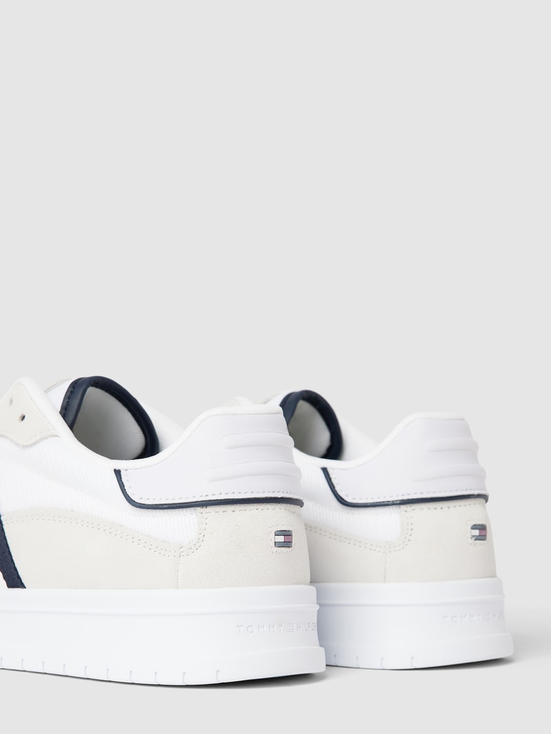 Sneaker mit Label-Stitching in weiß