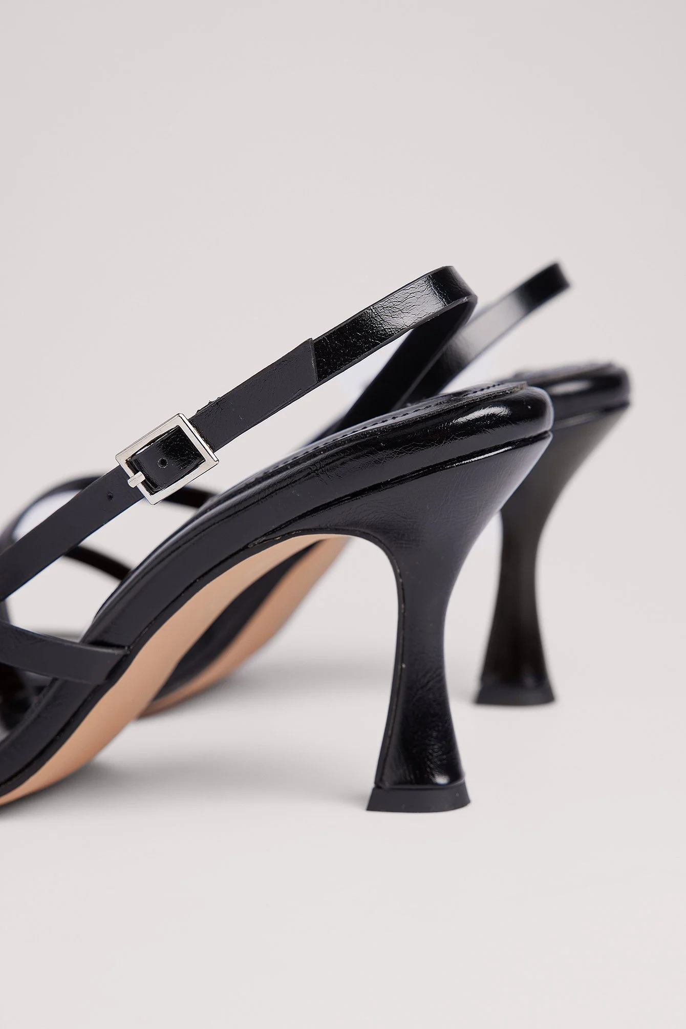 Sandalen mit Absatz und überkreuzten Riemen