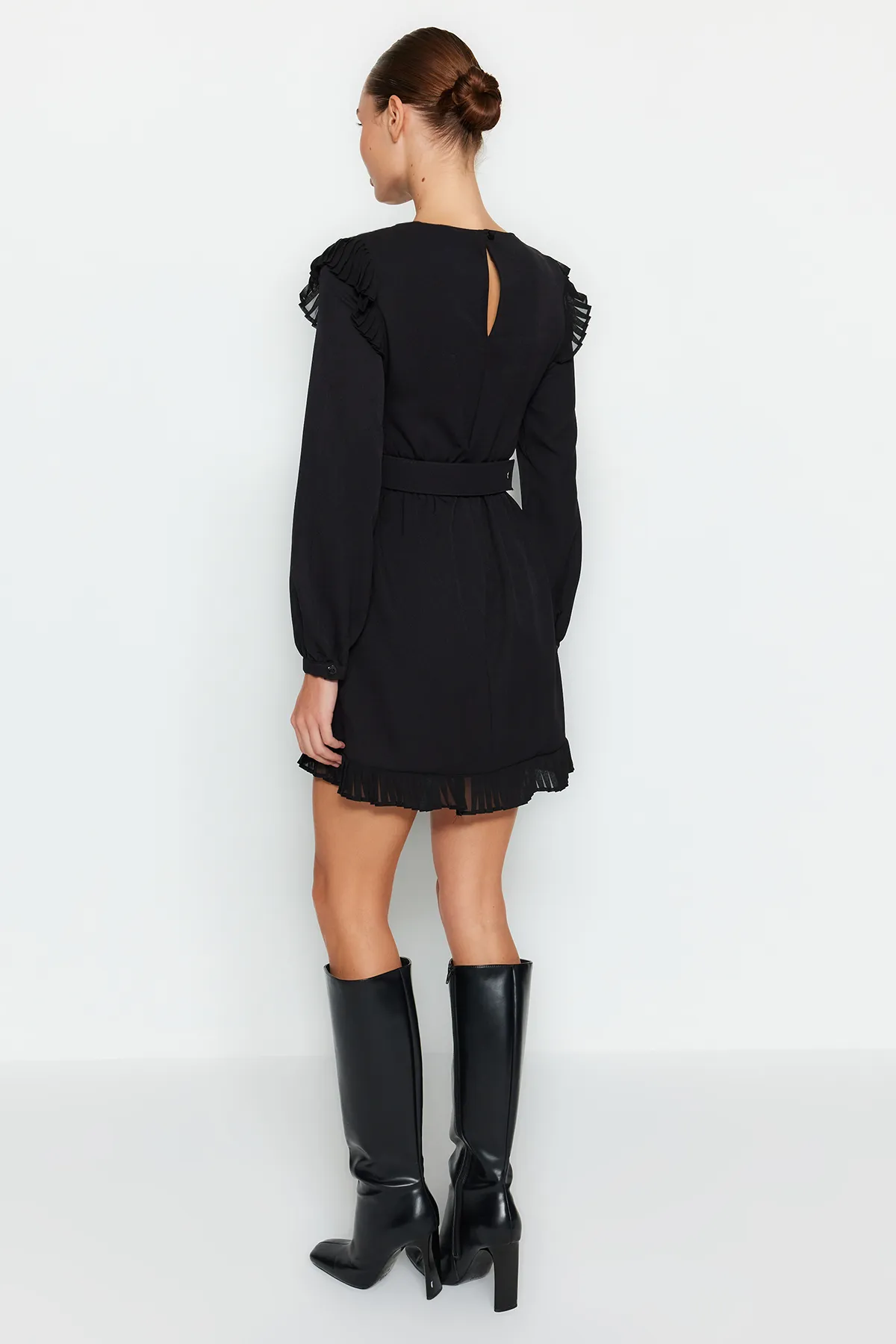 Trendyol Collection  Schwarzes, gewebtes Kleid mit Rüschen und Gürtel TWOAW24EL00588