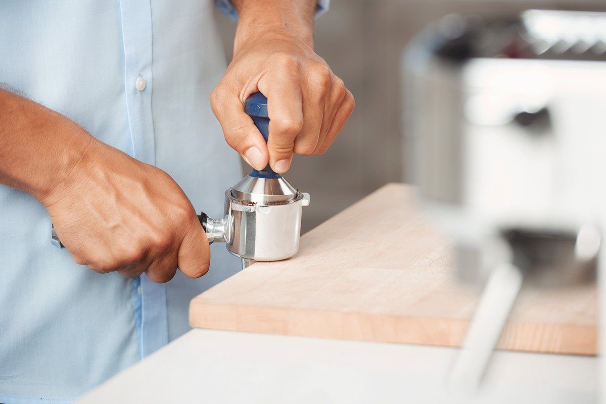 De'Longhi Siebträgermaschine ECKG6821.M, inkl. Kaffeemühle, Tamper, Abschlagbox+ Kännchen