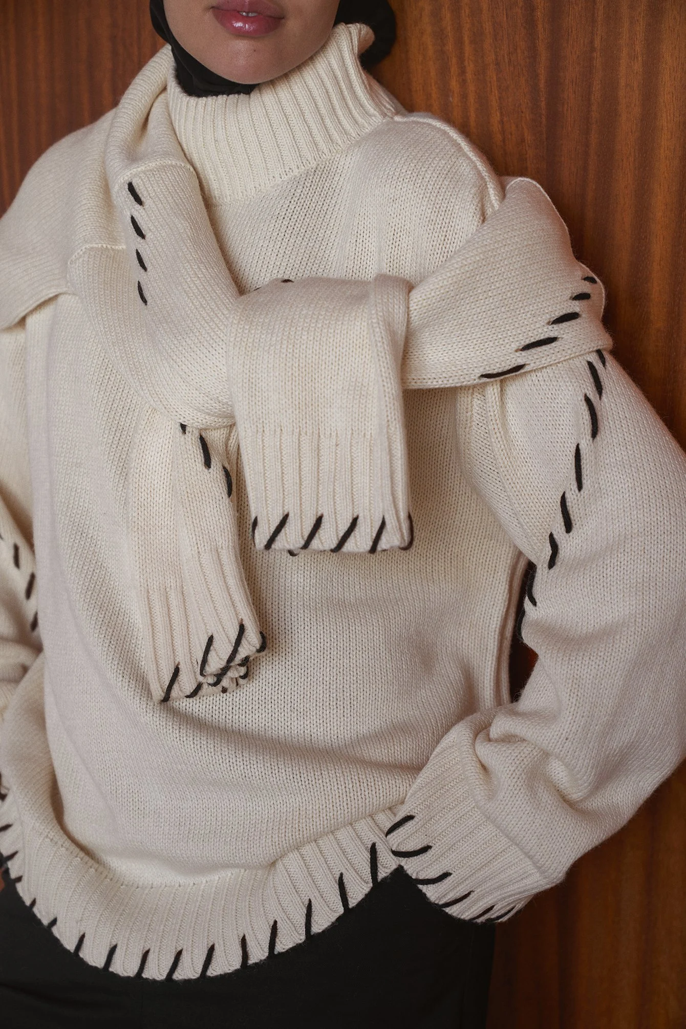 Gestrickter Pullover mit Kontrastnähten