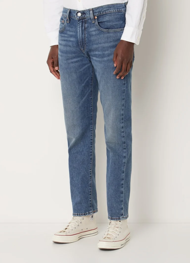 Pantaloni conici Levi's Vaqueros, confecționați din material lyocell, spălare medie.
