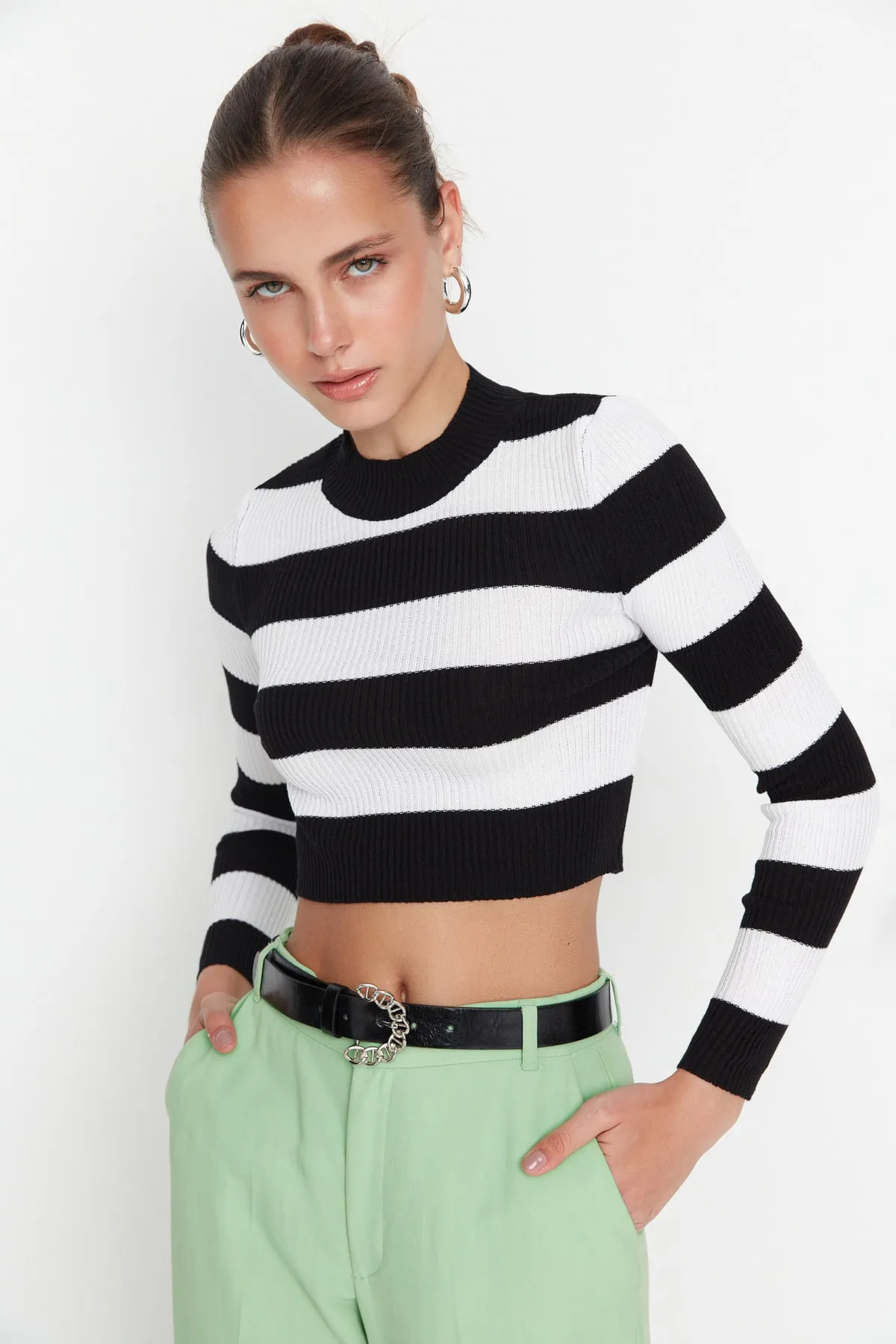 Trendyol Collection  Schwarzer kurzer gestreifter Strickpullover aus Baumwolle TWOAW20KZ0255