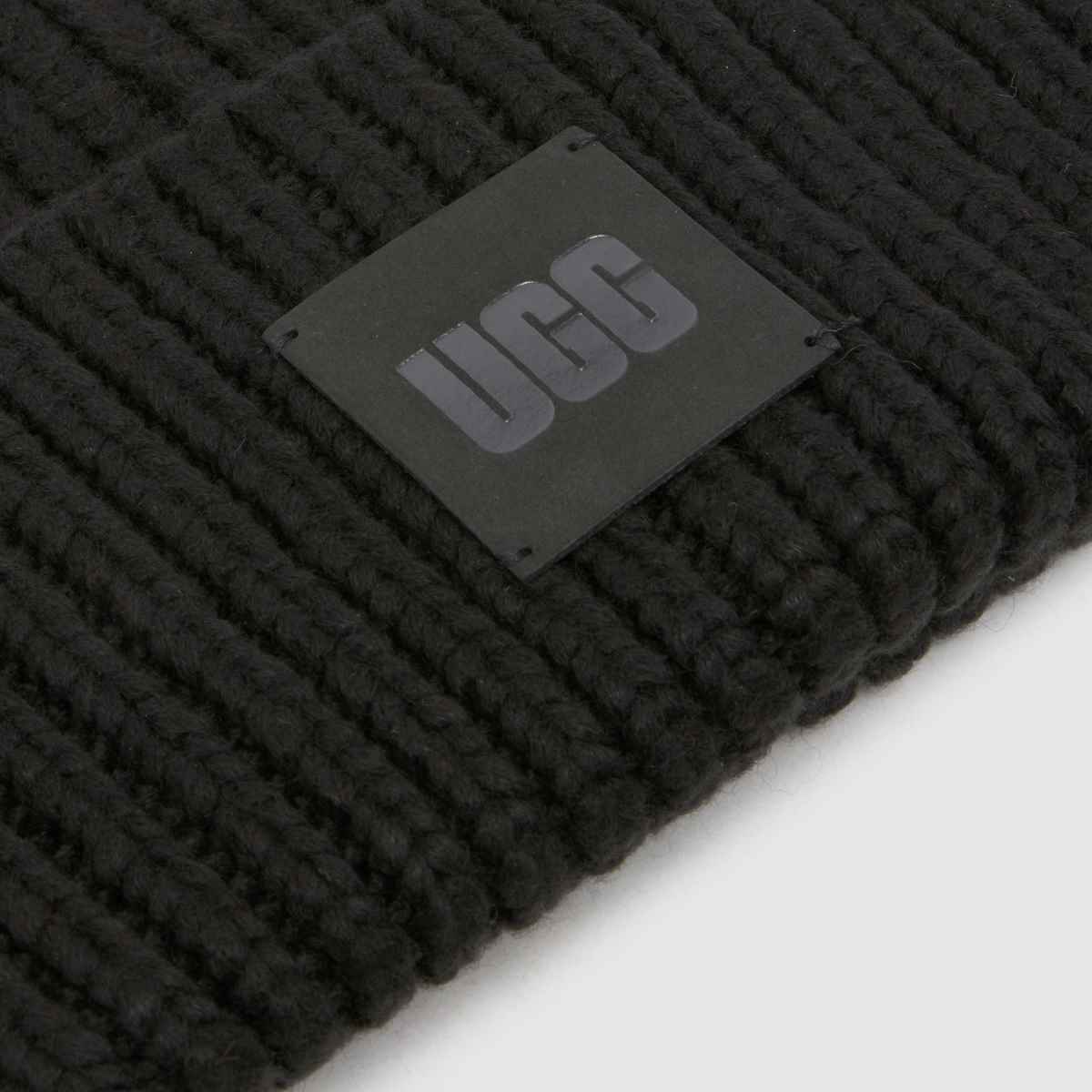 UGG svart grov ribbad mössa