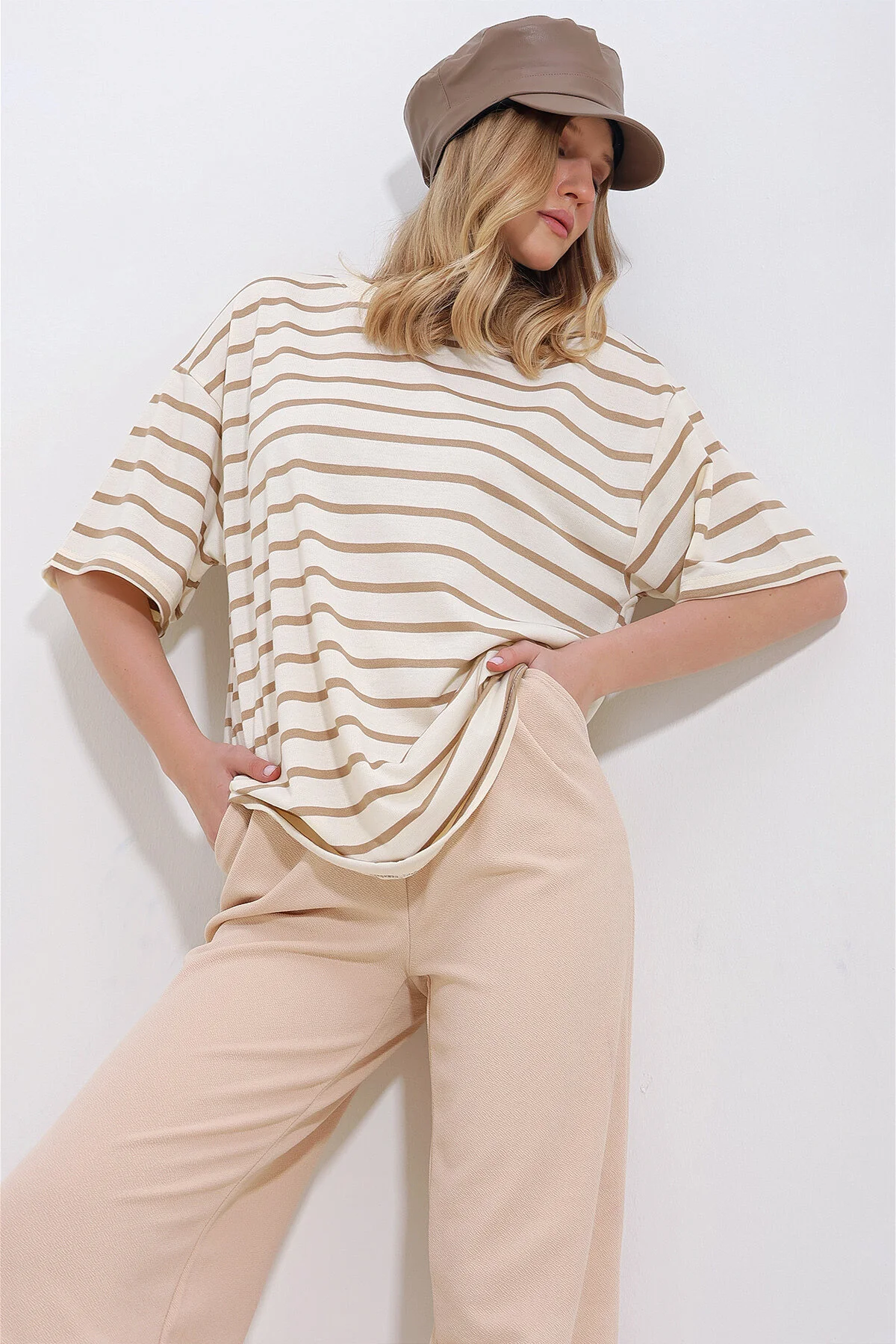 Trend Alaçatı Stili  Damen-Unisex-T-Shirt „Milchkaffee“ mit Rundhalsausschnitt, gerippt, gestreift, 2 Fäden, ALC-X11418