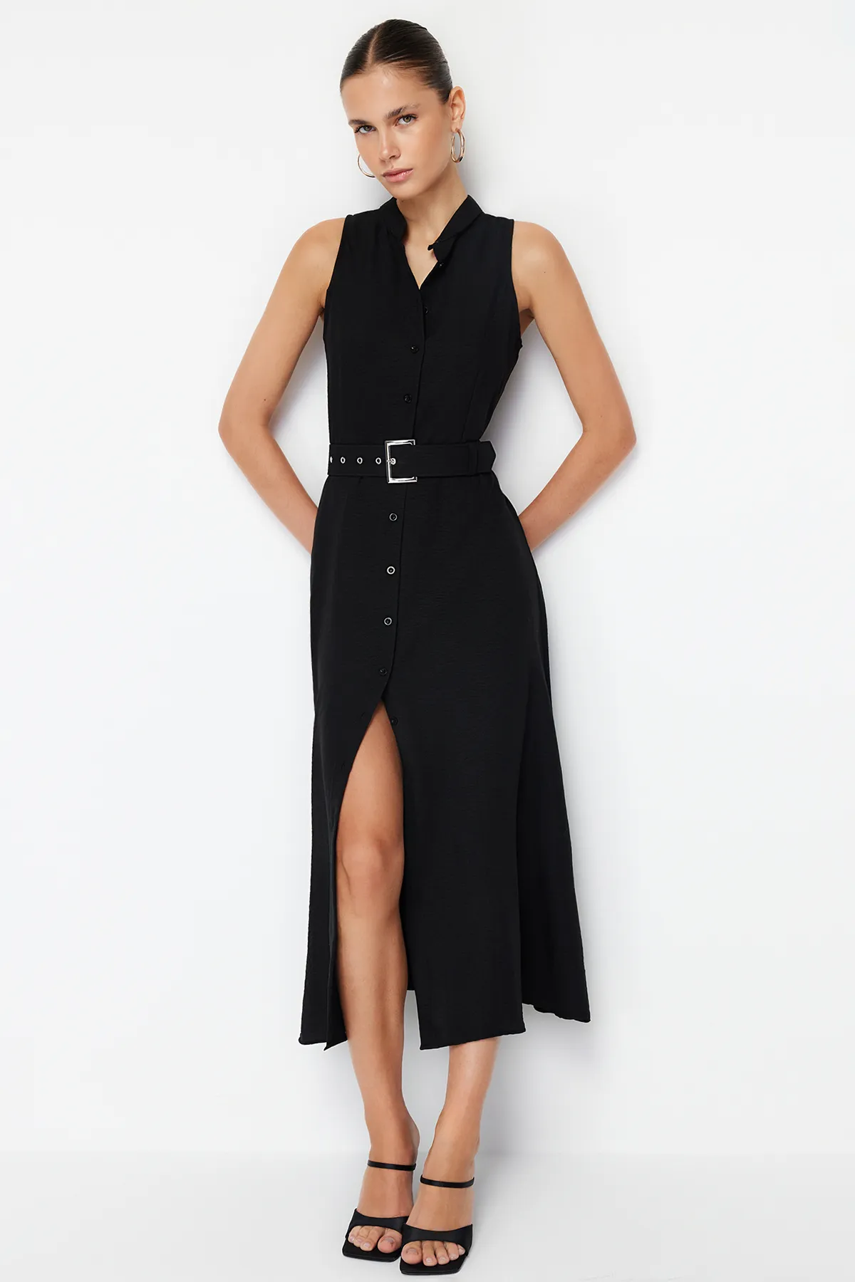 Trendyol Collection  Schwarzes gewebtes Midi-Hemdkleid mit Gürtel TWOSS23EL01628