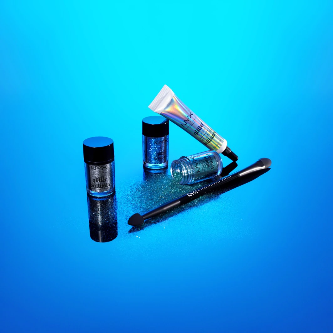 Base de maquillaje con purpurina NYX Professional para rostro y cuerpo.