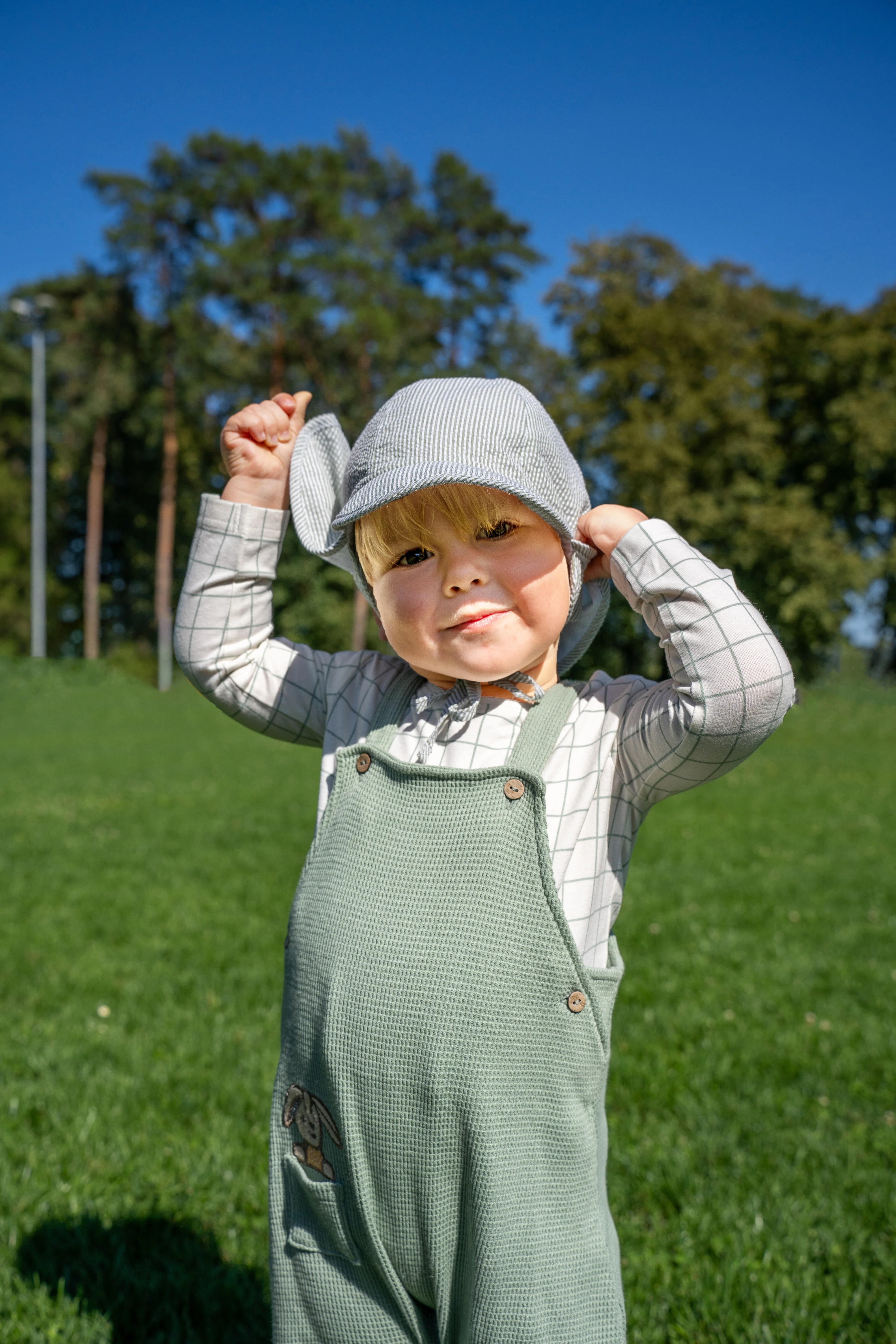 Set Latzhose + Body Hase Happy in steingrün
