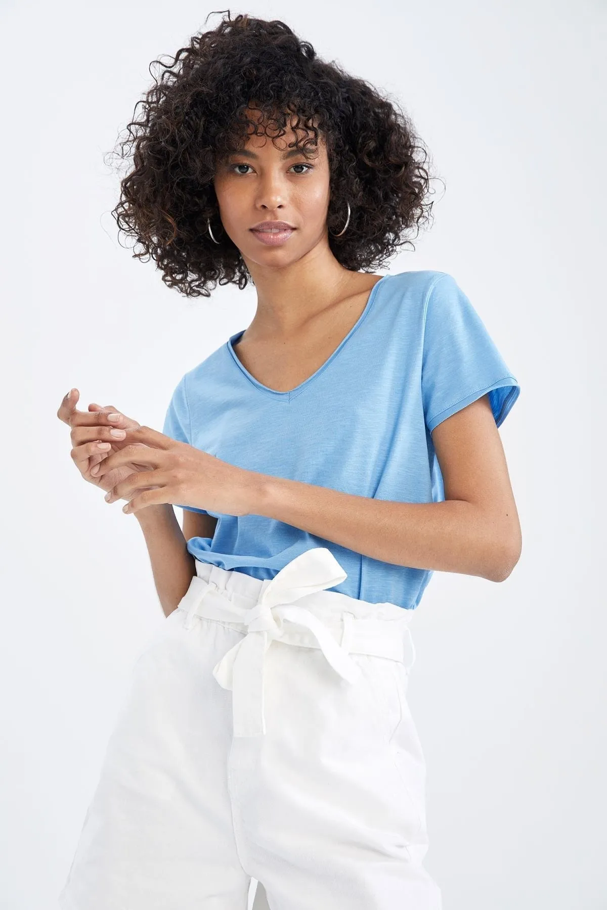 DeFacto  Kurzarm-T-Shirt aus 100 % Baumwolle mit normaler Passform und V-Ausschnitt