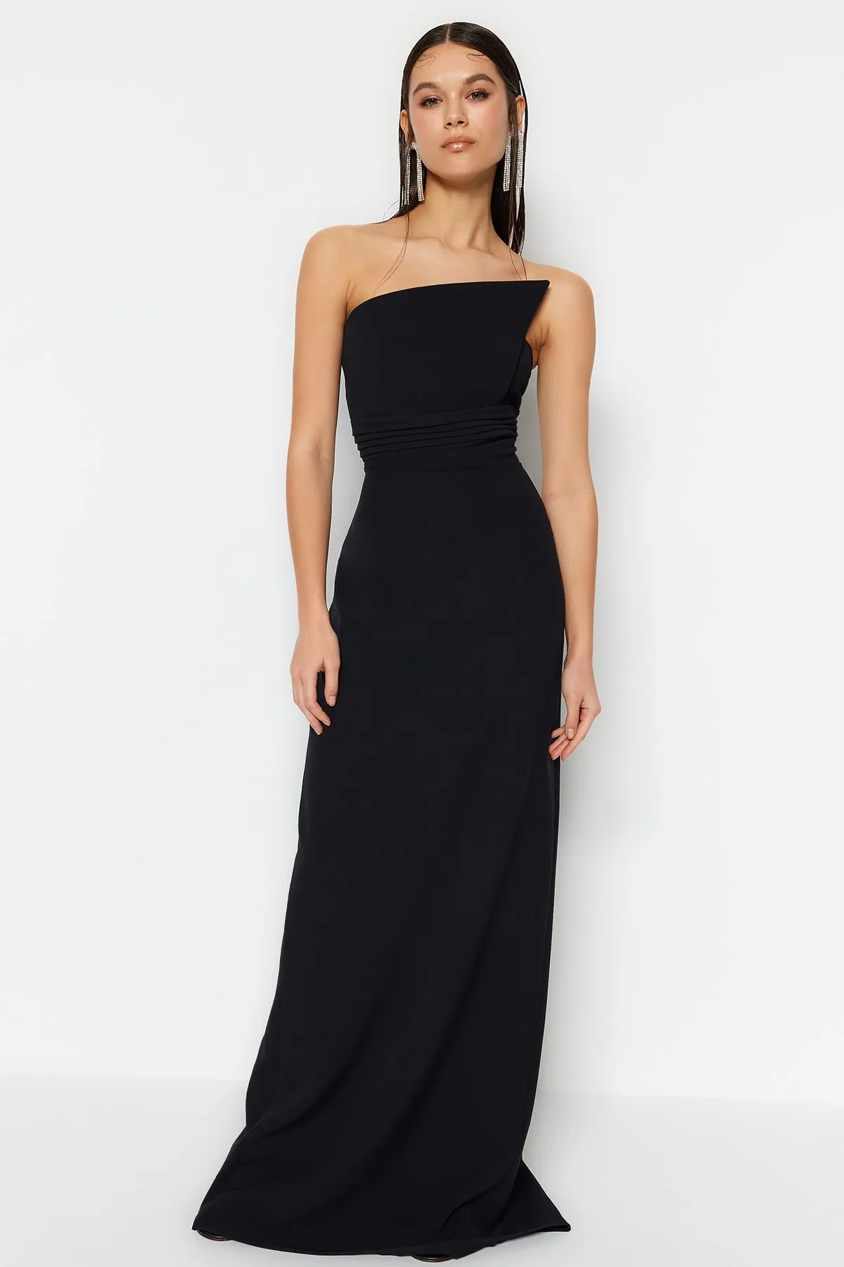 Trendyol Collection  Schwarzes langes Abendkleid mit One-Shoulder-Detail TPRSS23AE00228