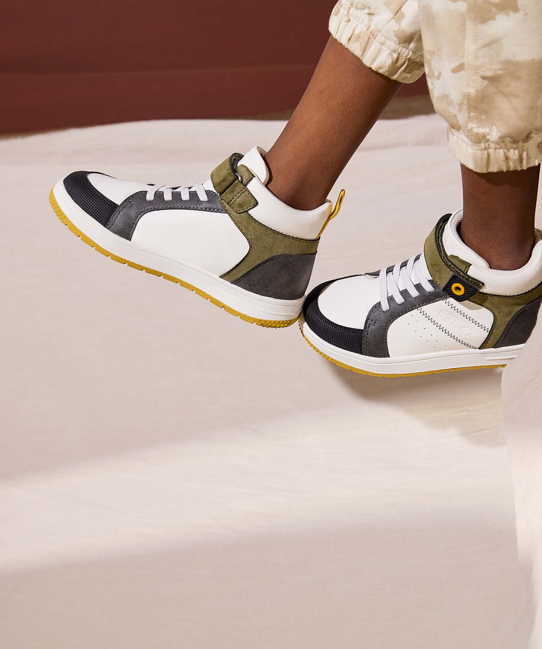 Baskets Garçon mid-cut à détails colorés fermeture facile blanc | GEMO