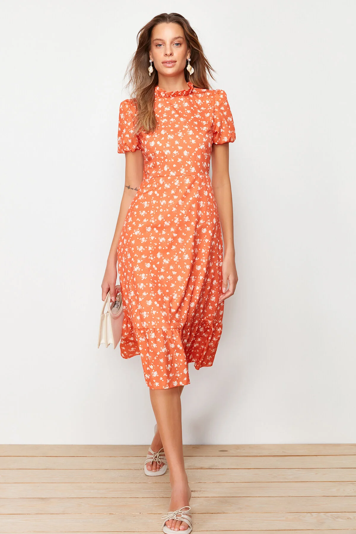 Trendyol Collection  Gefliestes A-Linien-Midikleid mit Blumenmuster TWOSS20EL0894