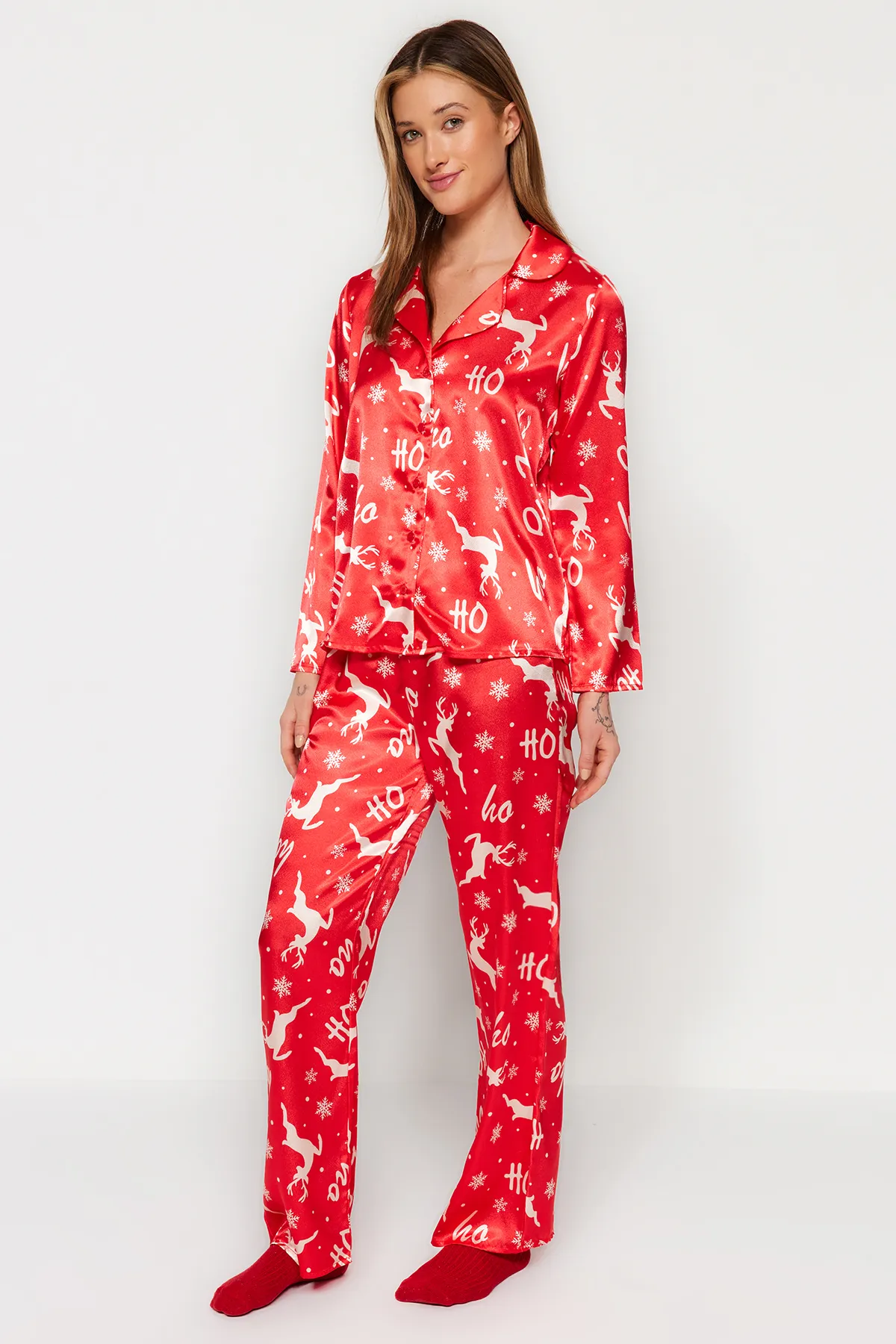 Trendyol Collection  Rotes, gewebtes Pyjama-Set aus Hemd und Hose aus Satin mit Neujahrsmotiv THMAW24PT00037