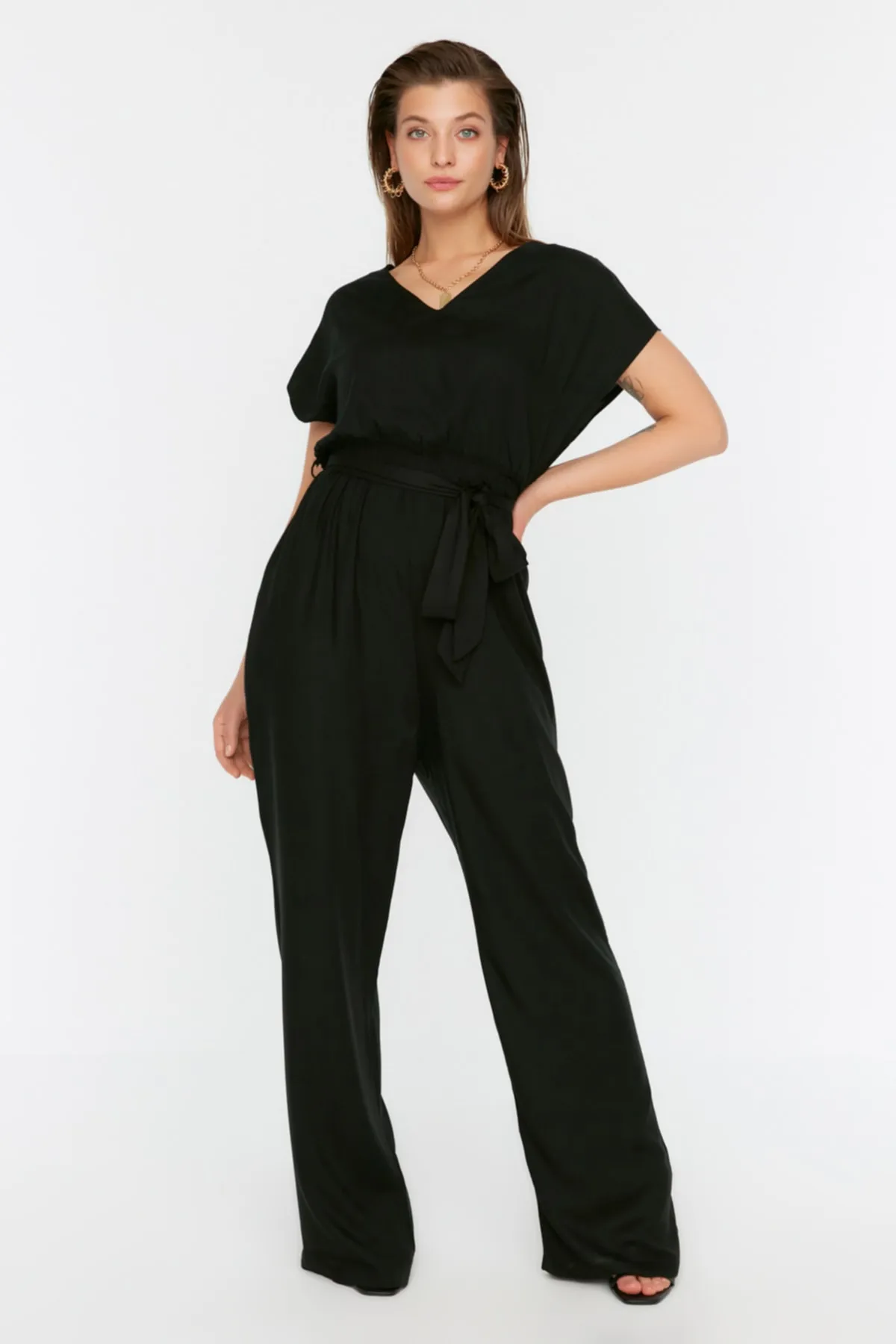 Trendyol Curve  Schwarzer, gewebter Jumpsuit mit weitem Bein und Gürtel TBSSS22TU0161