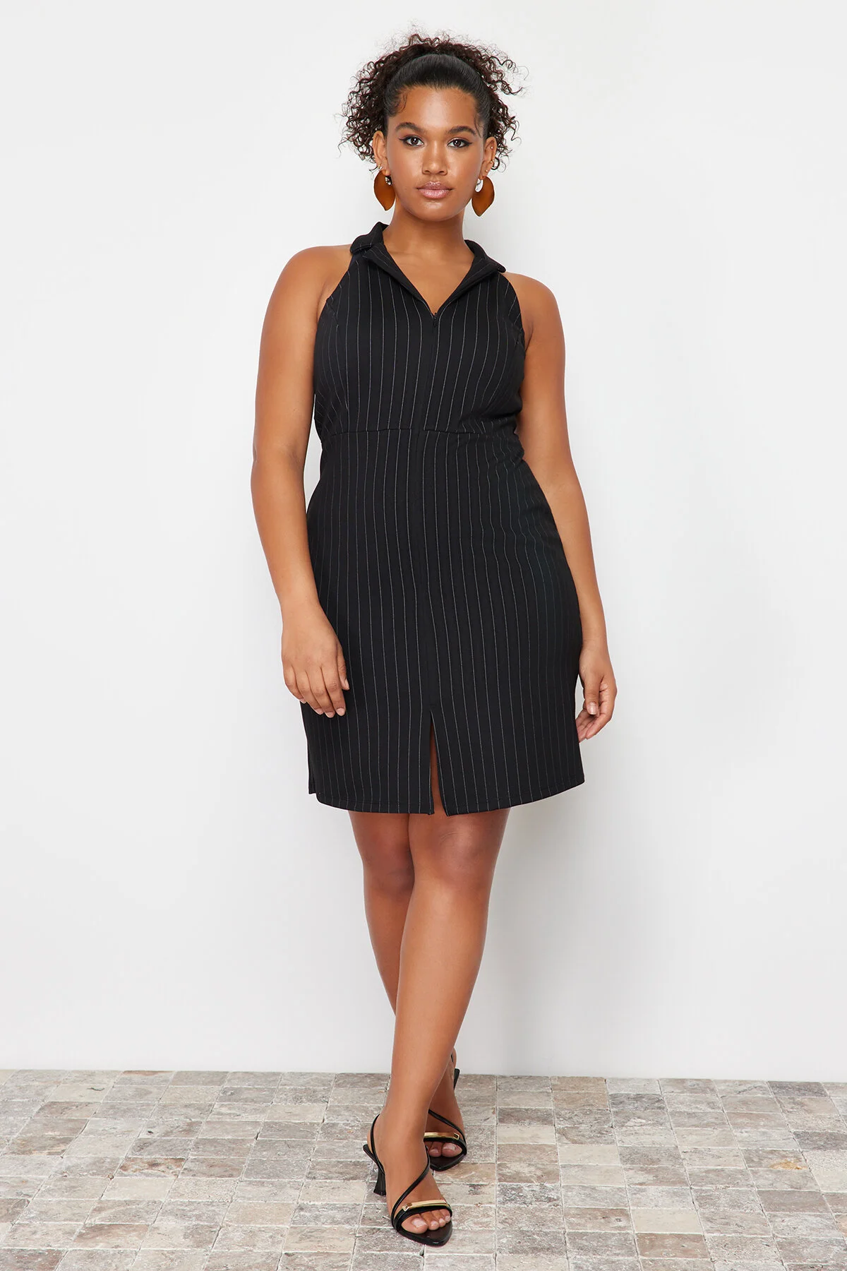 Trendyol Curve  Schwarzes gestreiftes Mini-Strickkleid mit Polokragen TBBSS24AH00006