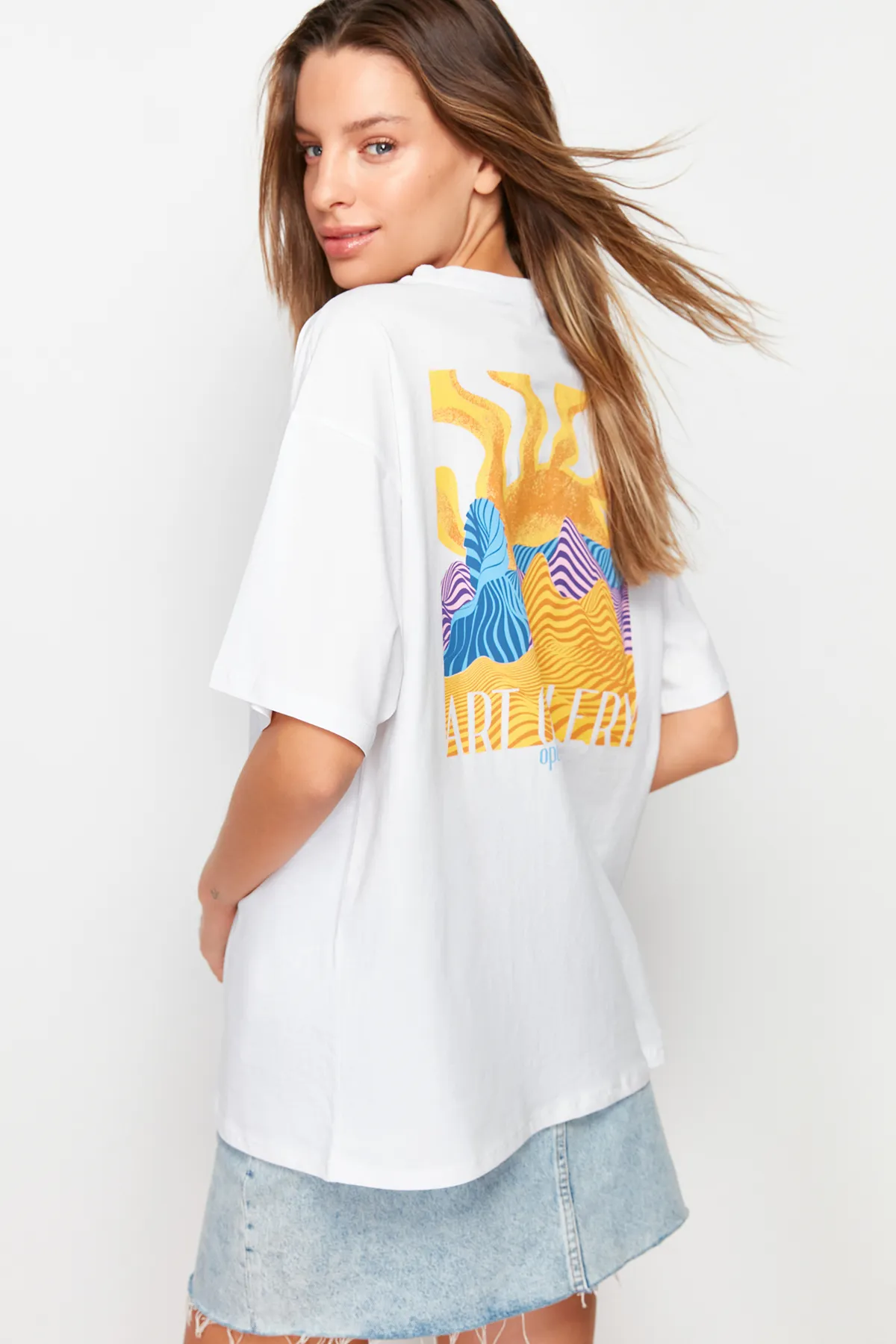 Trendyol Collection  Weißes, vorn und hinten bedrucktes Boyfriend-Strick-T-Shirt mit Rundhalsausschnitt aus 100 % Baumwolle TWOSS23TS00057