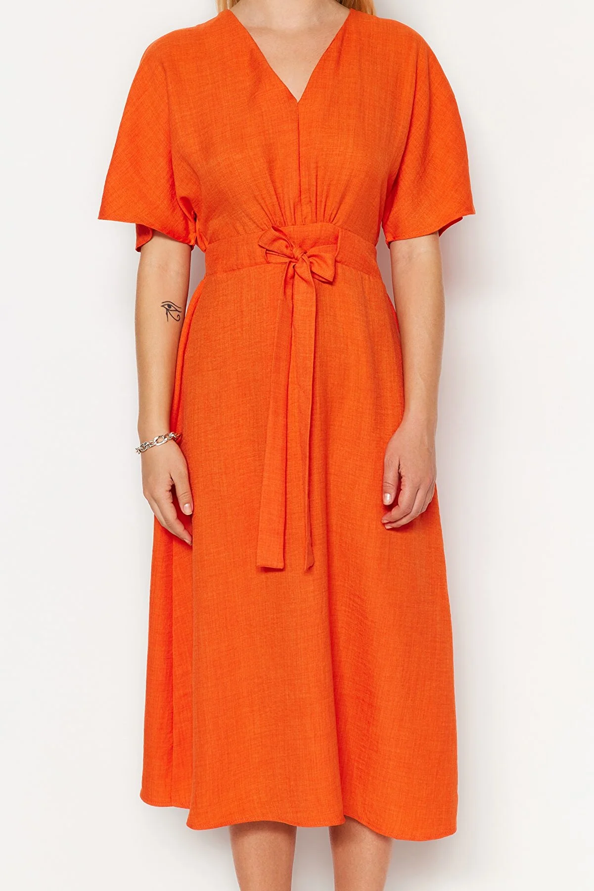 Trendyol Collection  Orangefarbenes Midi-Webkleid in A-Linie/Glockenform mit Schnürung TWOSS23EL01543
