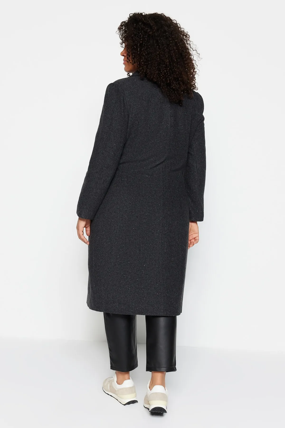 Trendyol Curve  Schwarzer Kaschmirmantel mit Taschenklappe TBBAW23DD00007