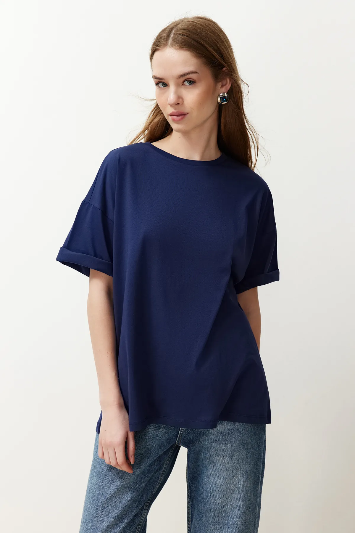 Trendyol Collection  Marineblaues Boyfriend-Strick-T-Shirt aus 100 % Baumwolle mit weitem Schnitt und Rundhalsausschnitt TWOSS20TS0134