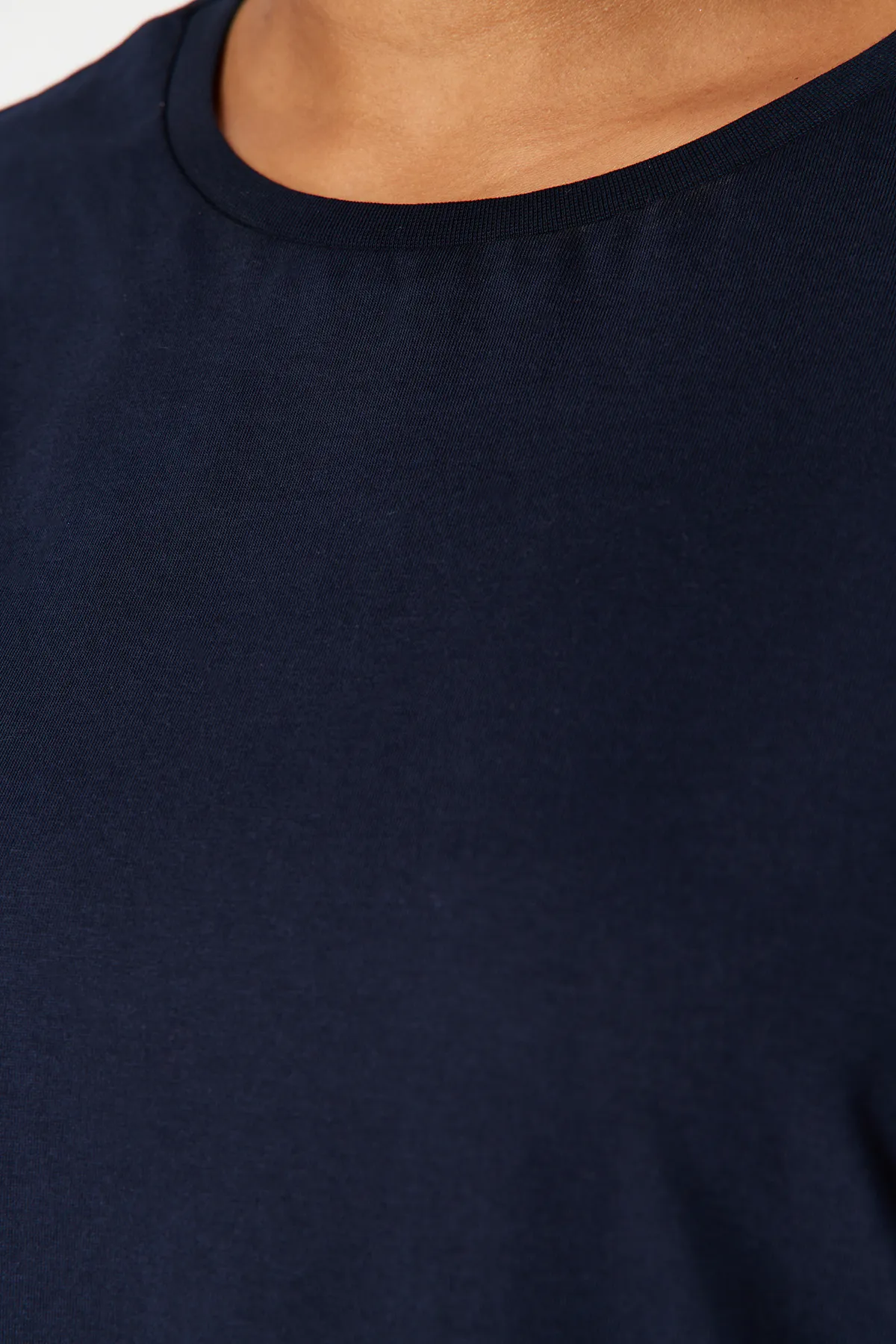 Trendyol Curve  Marineblaues Strick-T-Shirt mit Rundhalsausschnitt, 100 % Baumwolle, hinten bedruckt, entspannt/weit, entspannte Passform, TBBSS24BF00025