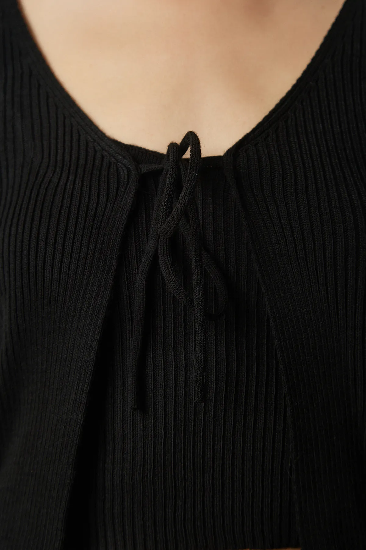 Happiness İstanbul  Schwarzes Crop-Cardigan-Set aus Rippstrick für Damen MT00143
