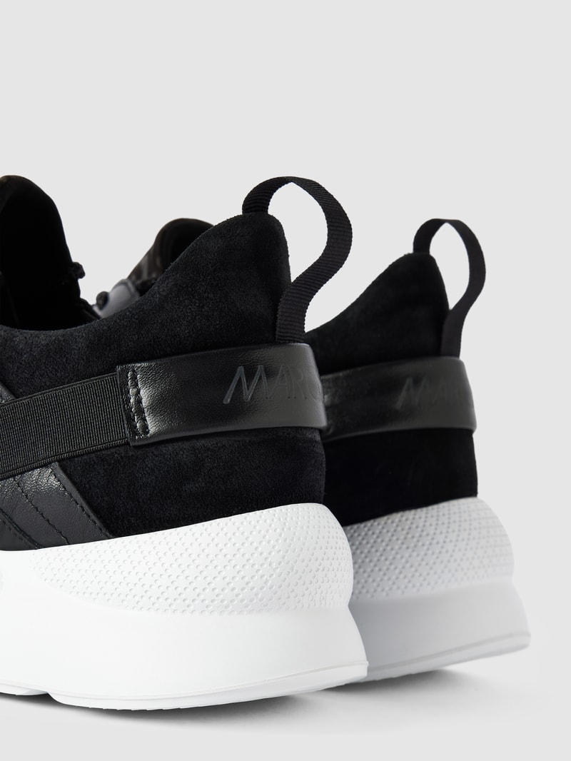 Sneaker mit Label-Detail in schwarz
